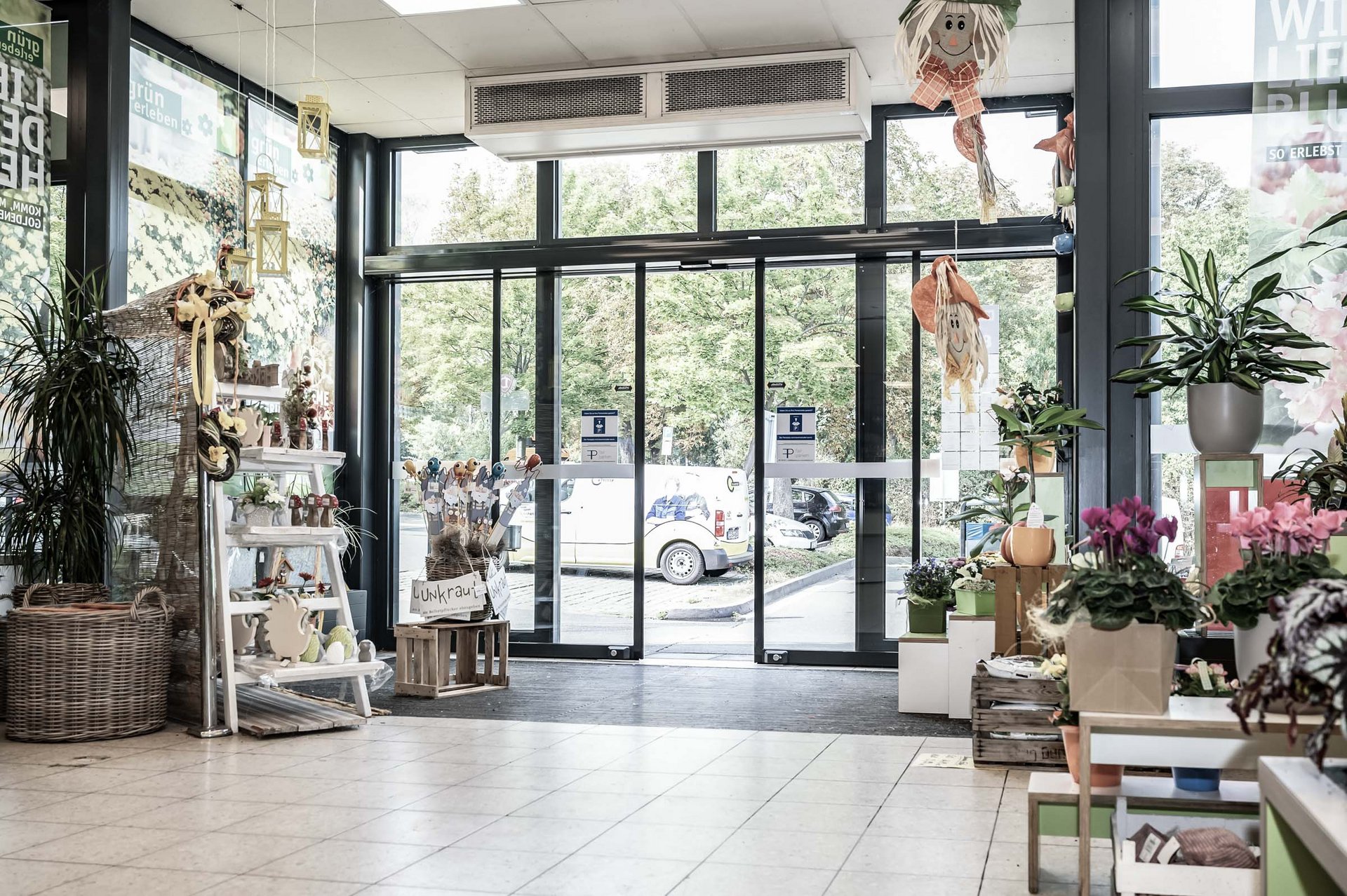 Eingang Konsum in Dresden Räcknitzhöhe mit einer automatischen Schiebetür