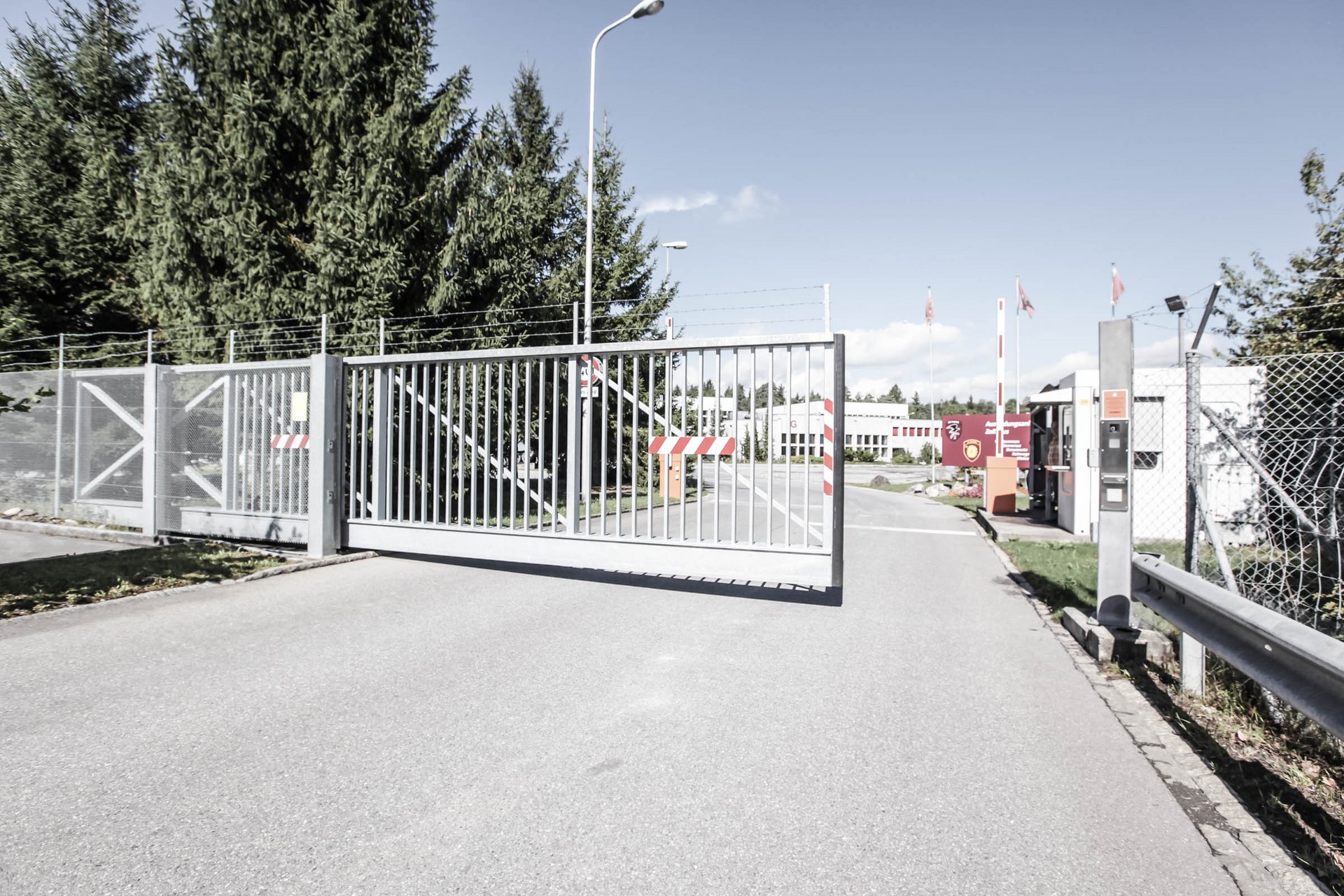 Parkplatzeinfahrt mit einem automatischen Arealschiebetor