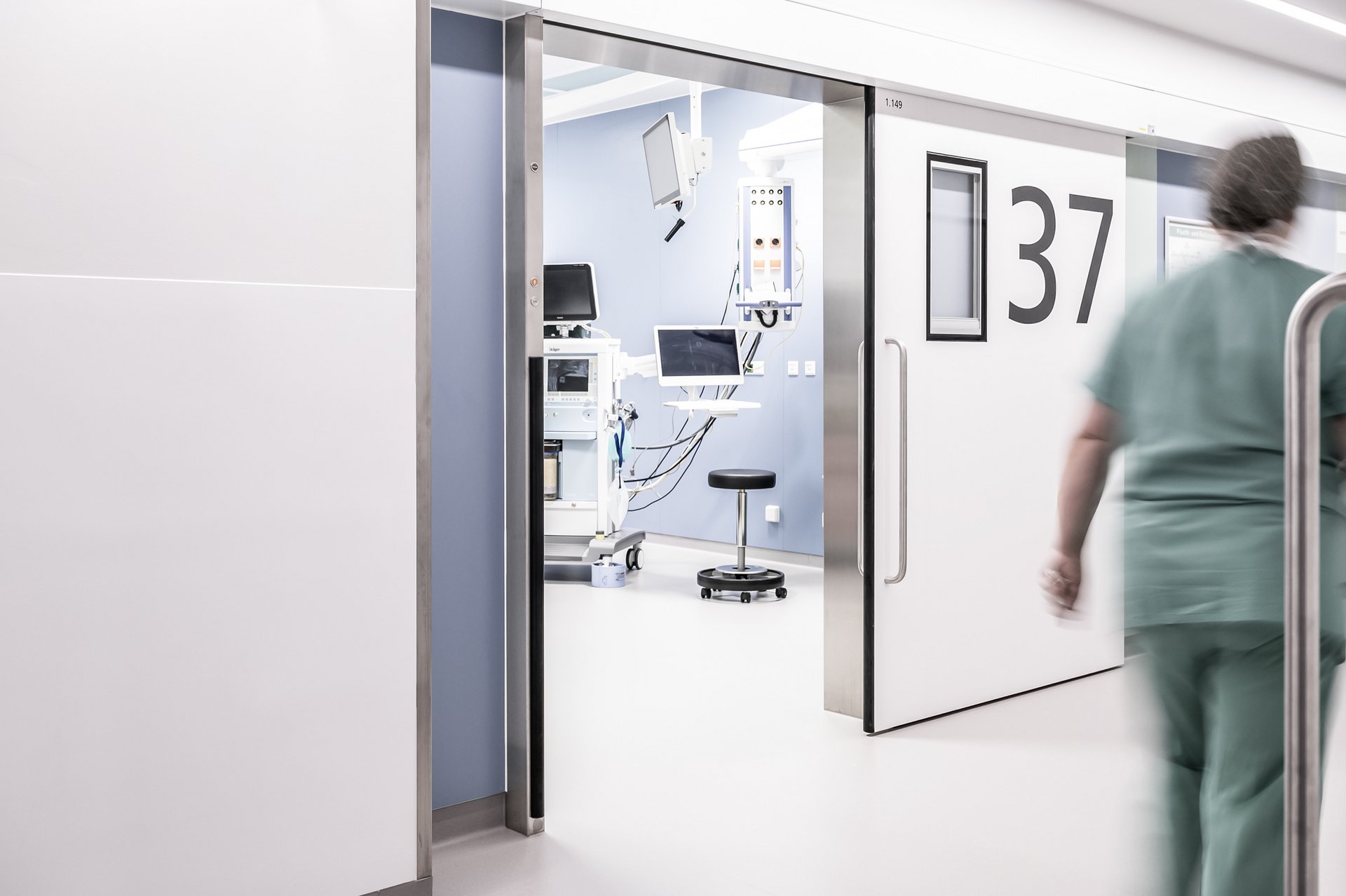 Operationszimmer in der Uniklinik Dresden mit einer automatischen Schiebetür