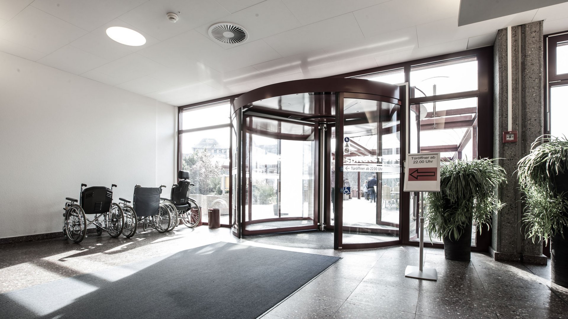Haupteingang Spital Thun mit einer automatischen Karusselltür