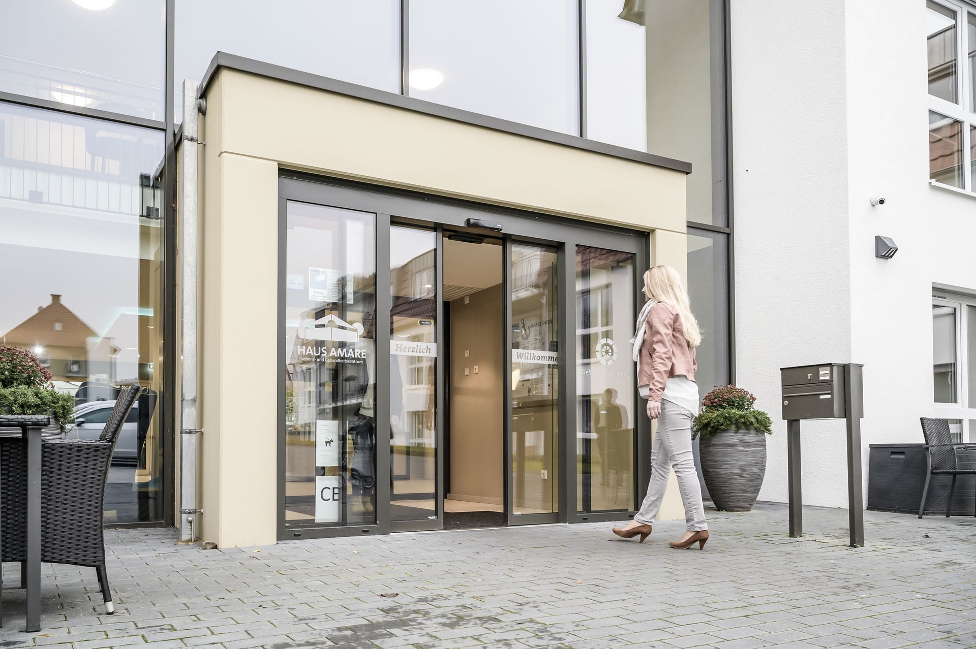 Eingang zum Pflegeheim Georgsmarienhütte mit einer automatischen Schiebetür