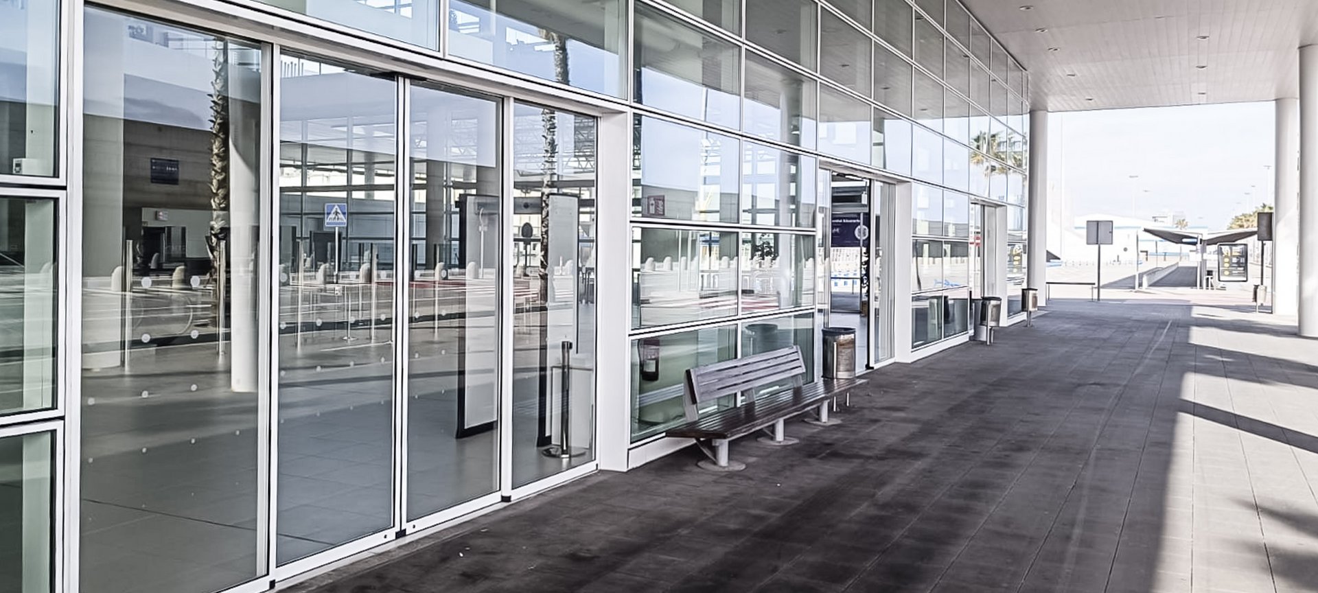 Hafen Terminal D in  Barcelona in Spanien mit automatischen Schiebetüren