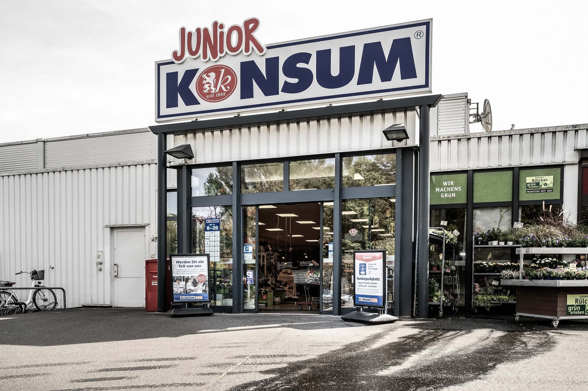 Eingang Konsum in Dresden Räcknitzhöhe mit einer automatischen Schiebetür