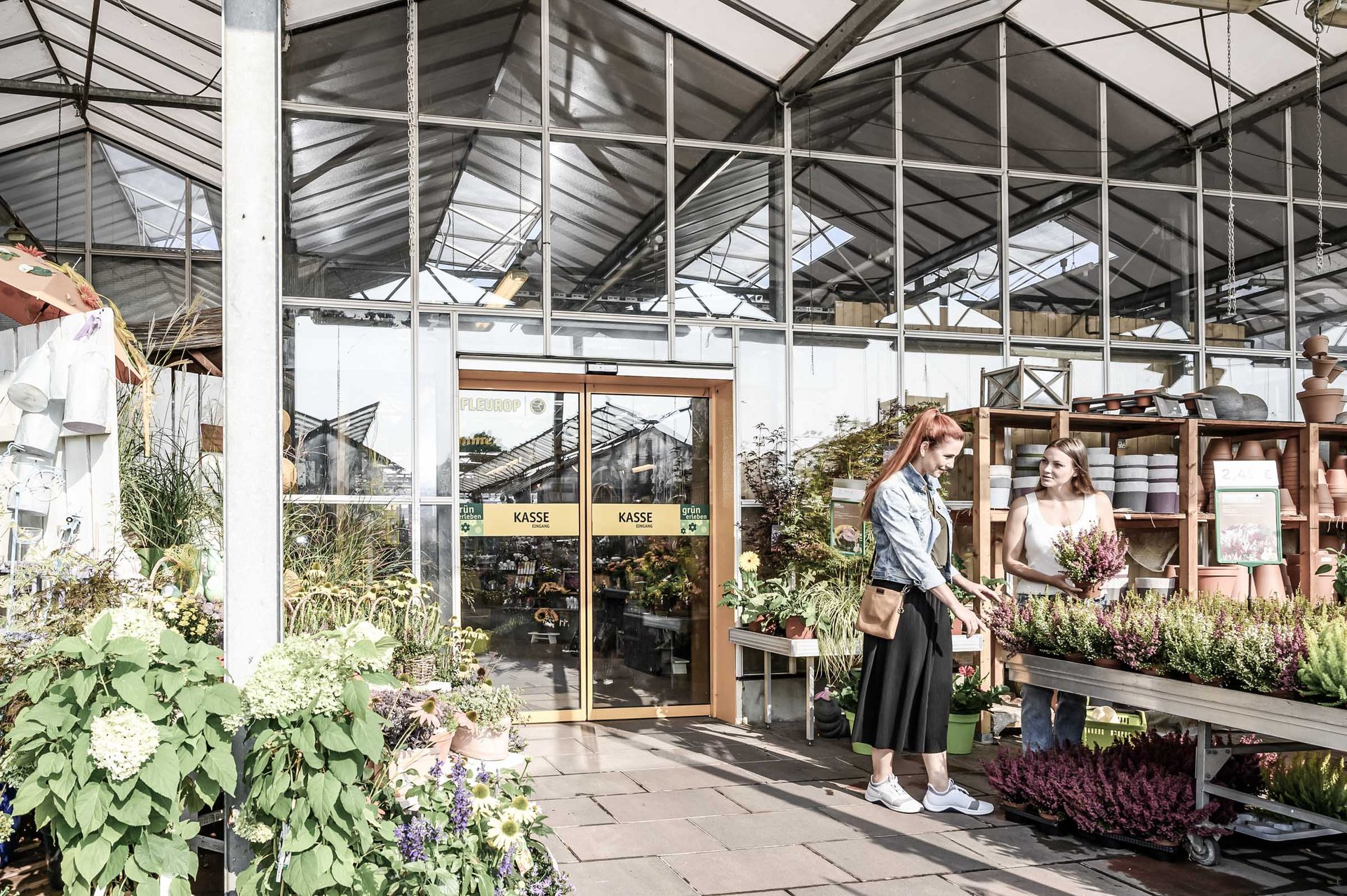 Eingang des Gartenbau Center Rueckler in Dresden mit einer automatischen Schiebetür