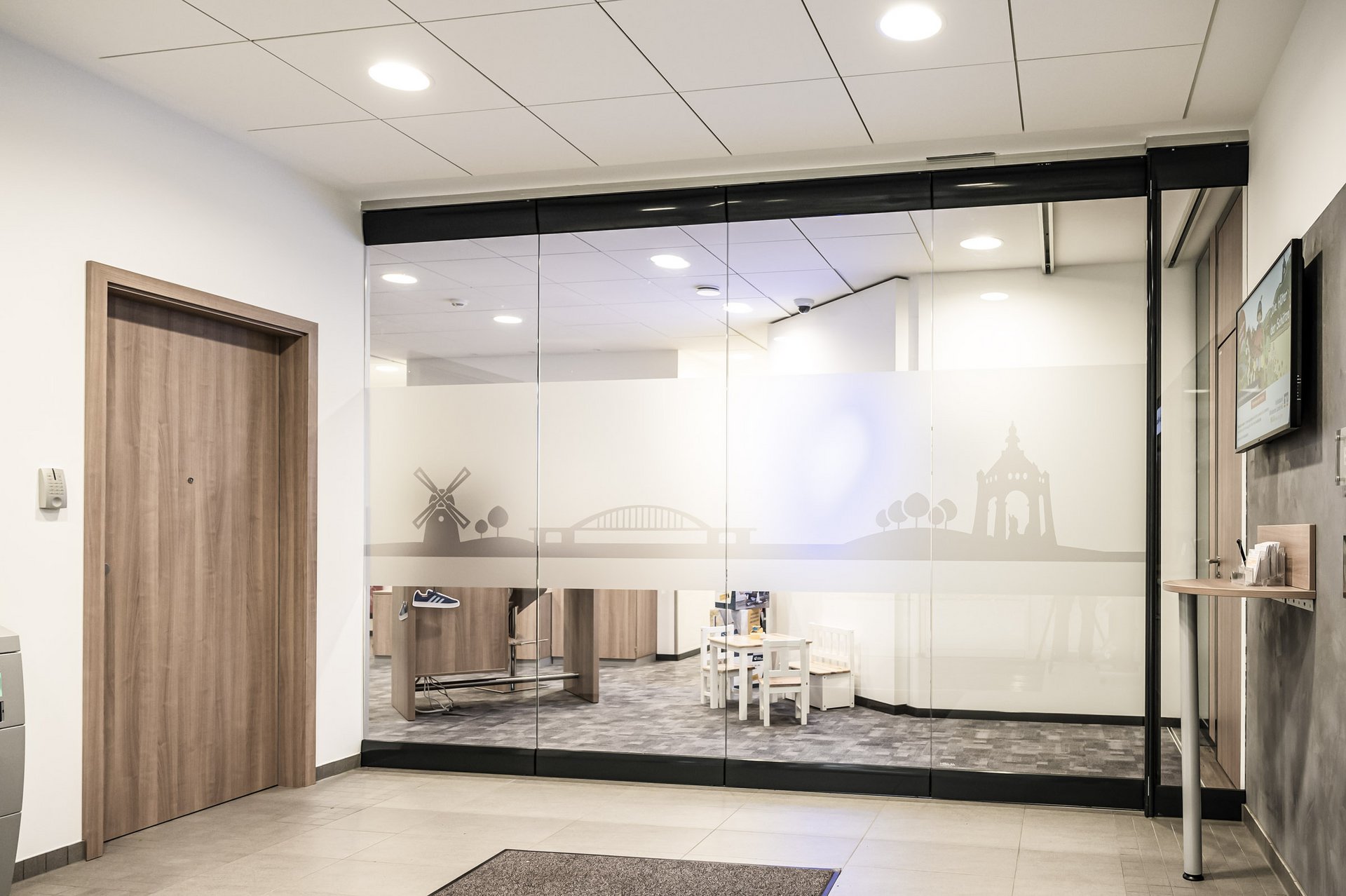 Kinderecke der Volksbank Herford Mindener mit einer automatischen Schiebestapelwand