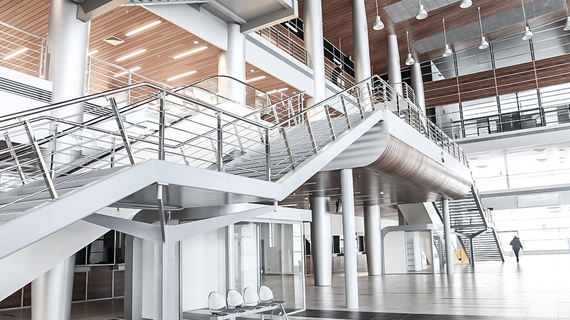 Foyer im Passenger Terminal in St Petersburg mit automatischen Schiebetüren