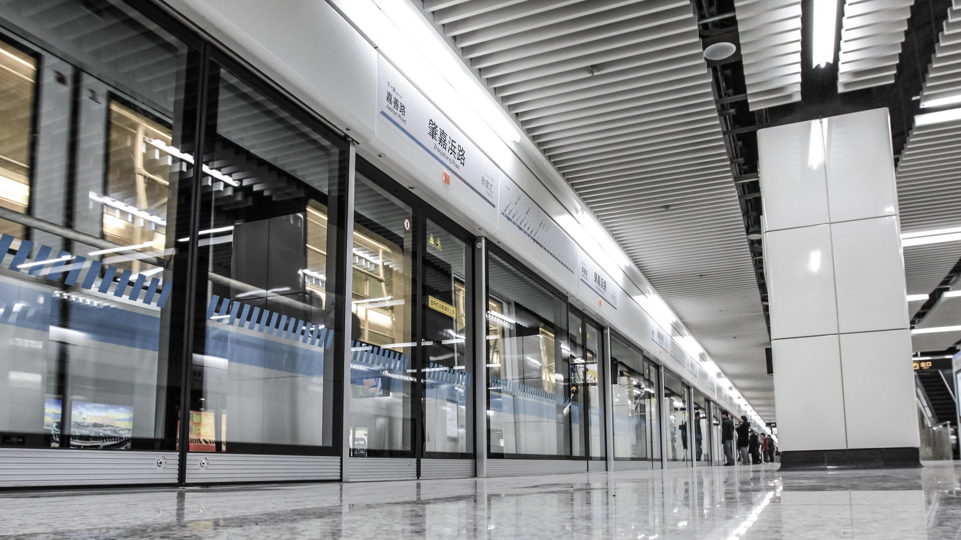Metrostation in Shanghai mit hohen Platform Screen Doors