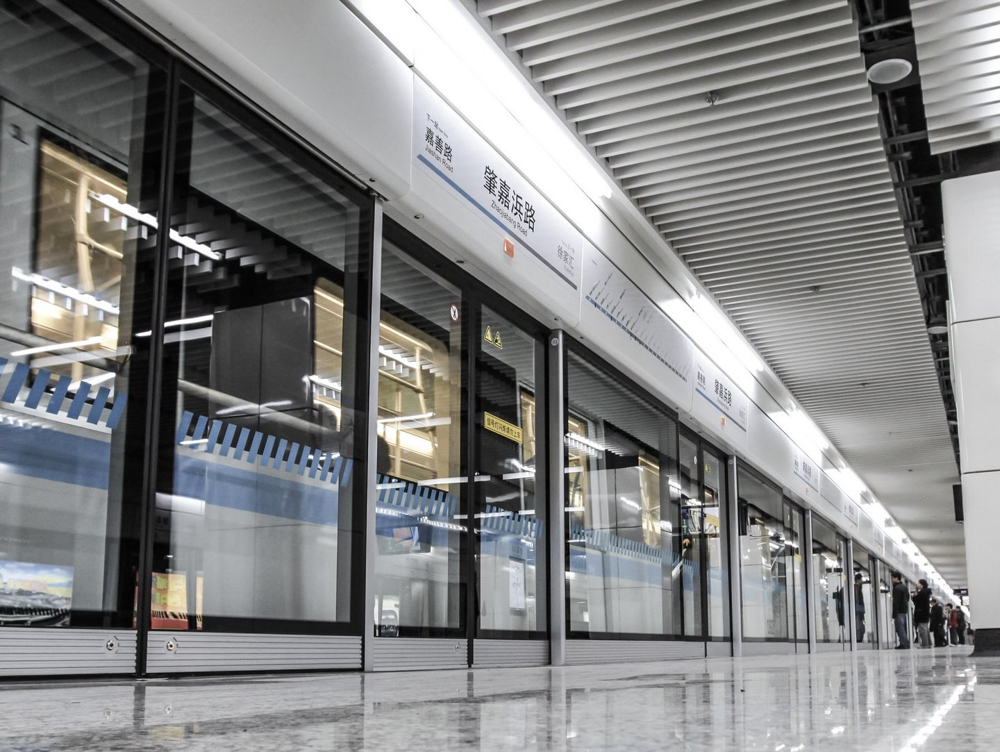 Metrostation in Shanghai mit hohen Platform Screen Doors