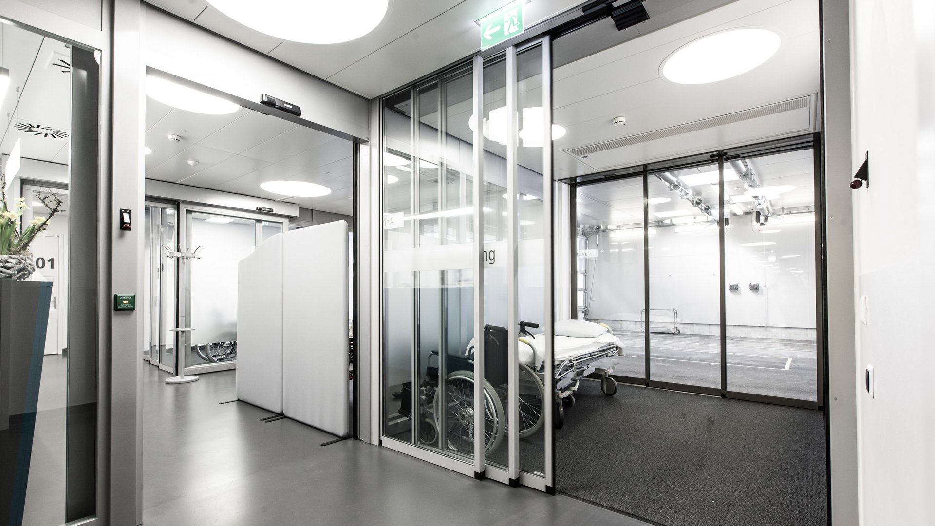 Eingang Spital Thun mit automatischen Schiebetüren