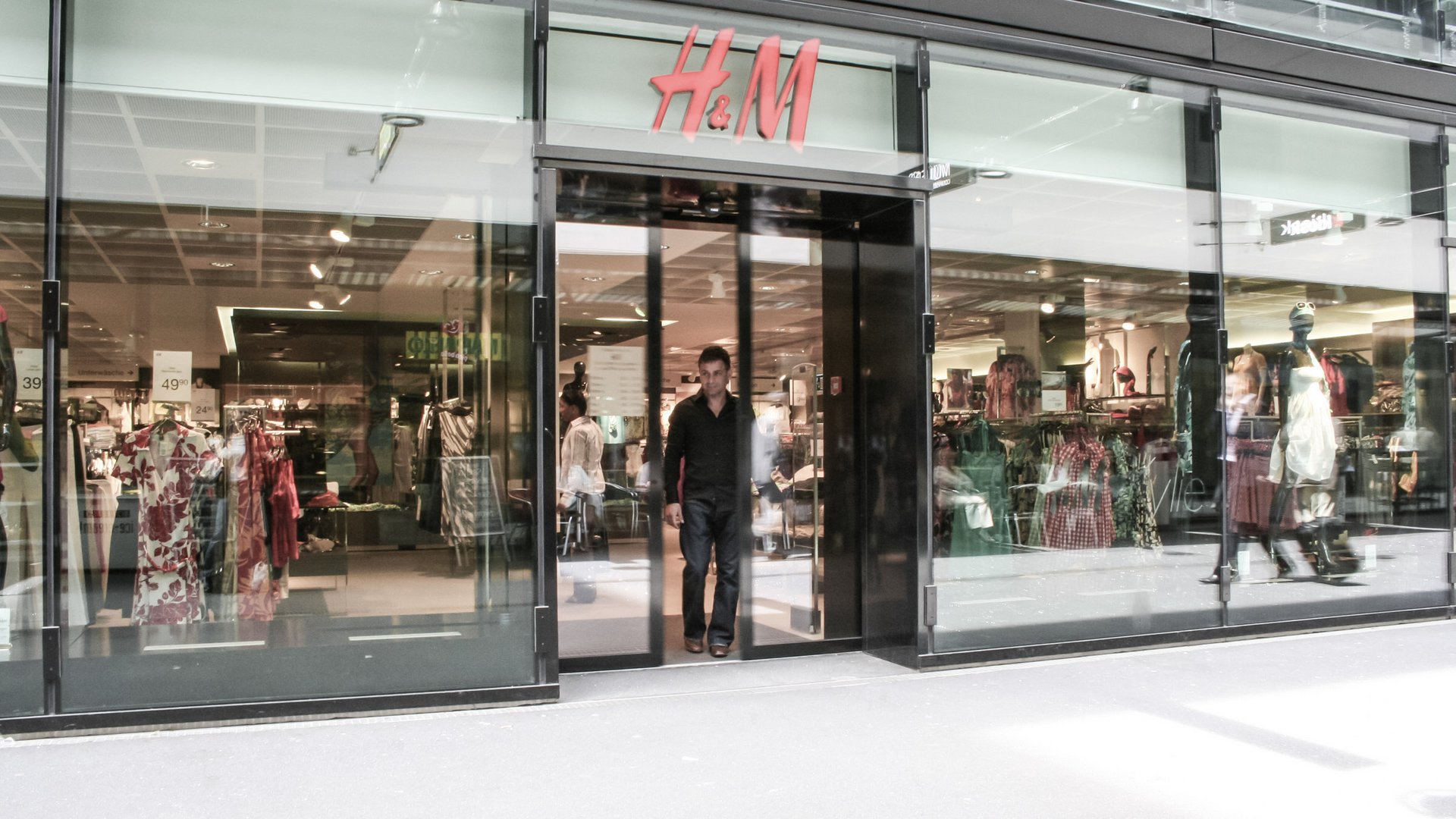 Eingang H&M Modegeschäft im Shoppingcenter Sihlcity in Zürich mit einer automatischen Schiebetür