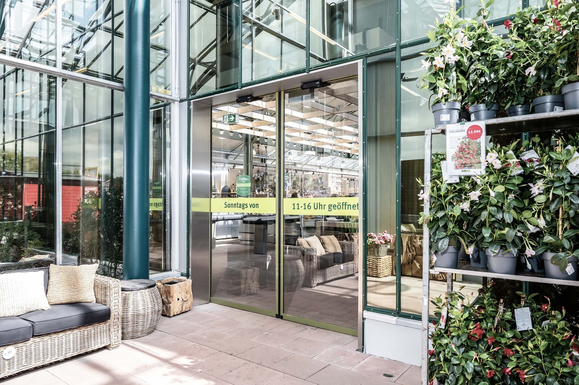 Eingang zum Gartenmarkt Breuer in Bielefeld mit einer automatischen Schiebetür