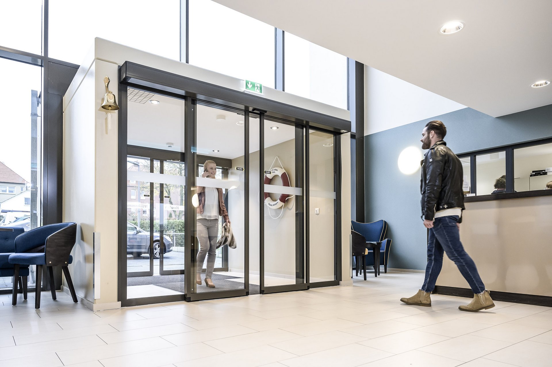 Eingang zum Pflegeheim Georgsmarienhütte mit einer automatischen Schiebetür