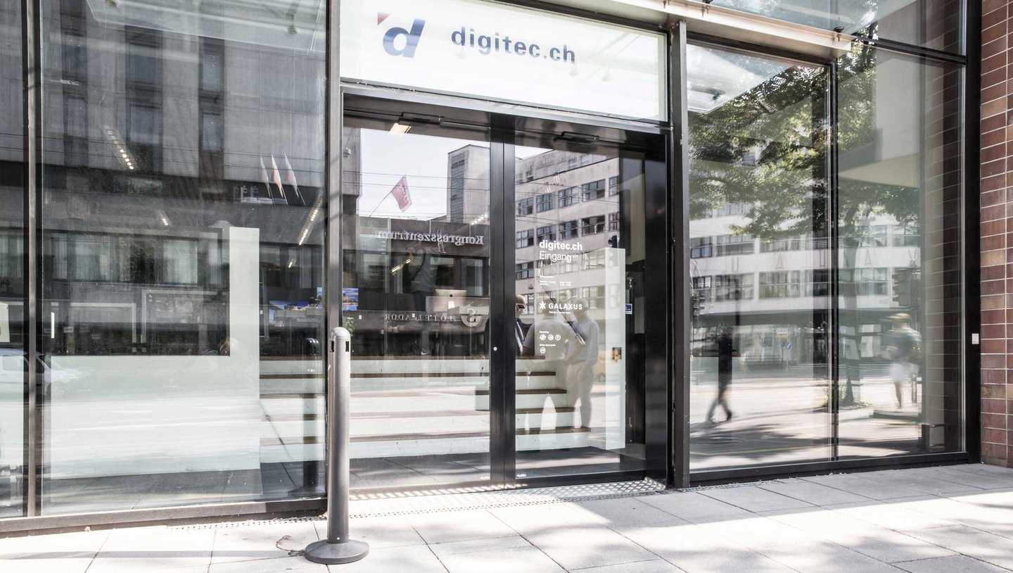 Eingang zum Digitec Shop mit einer einbruchhemmenden automatischen Schiebetür