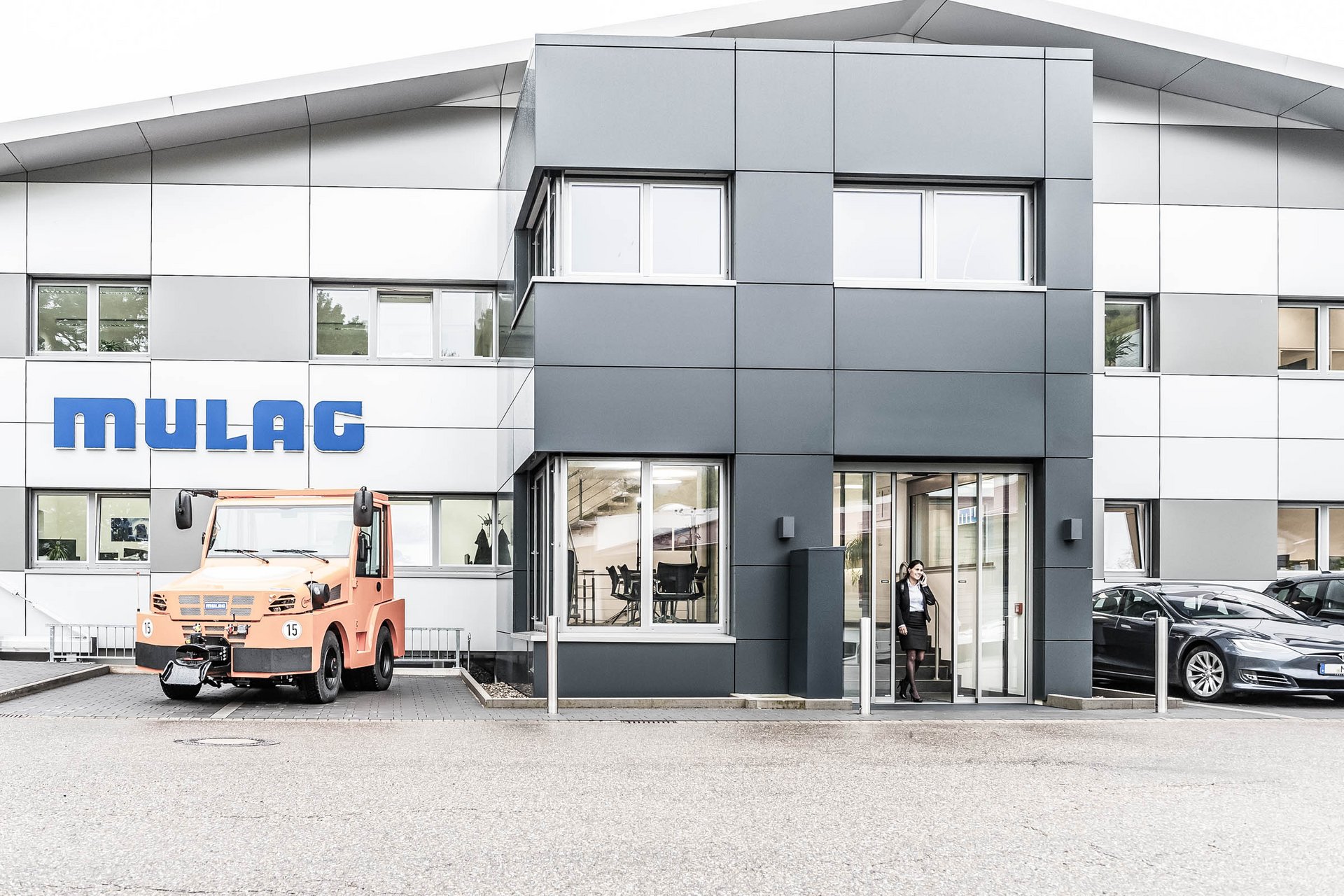 Eingang zu den Mulag Fahrzeugwerke in Deutschland mit automatischen Schiebetüren