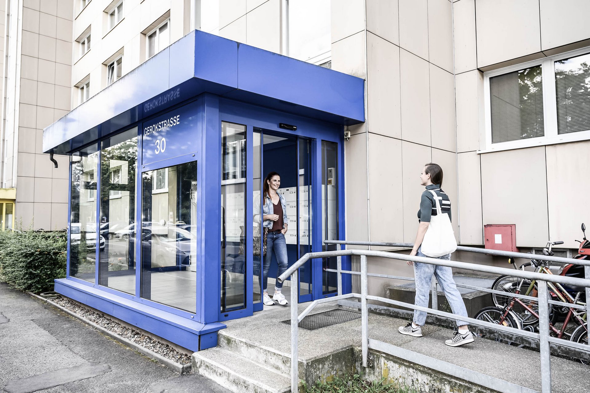 Eingang Vonovia in Dresden mit einer automatischen Schiebetür