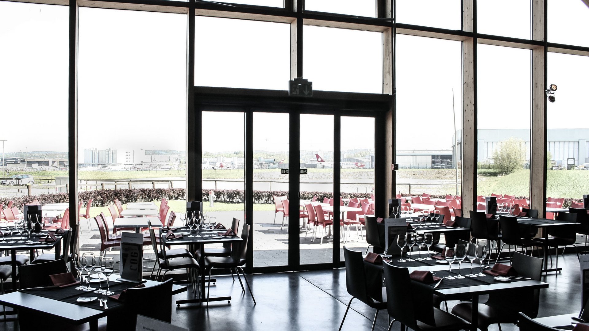 Glasfassade des Restaurants Runway 34 in Zürich mit einer automatischen Schiebetür