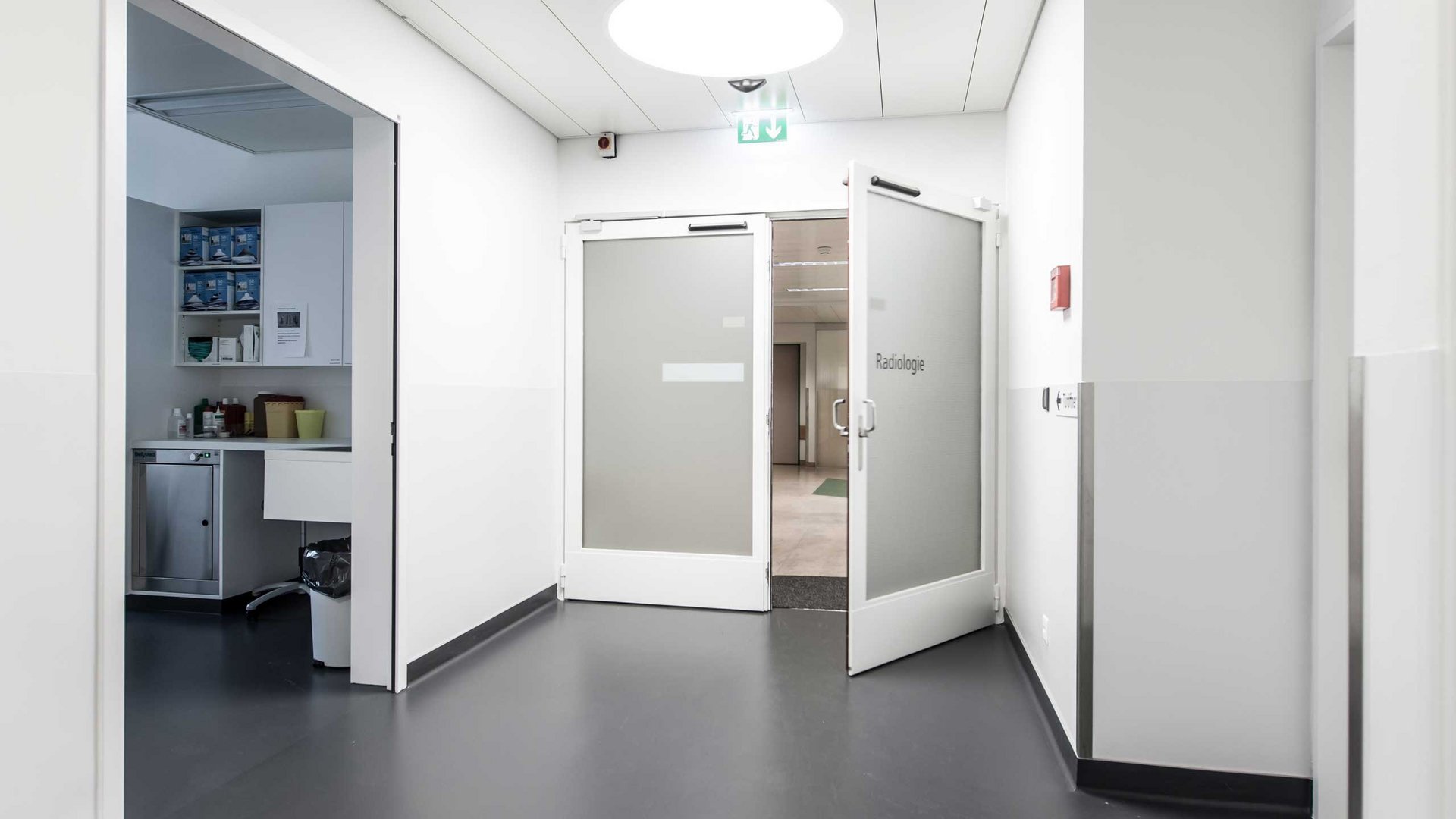 Abteilung Radiologie im Spital Thun mit einer automatischen Drehflügeltür