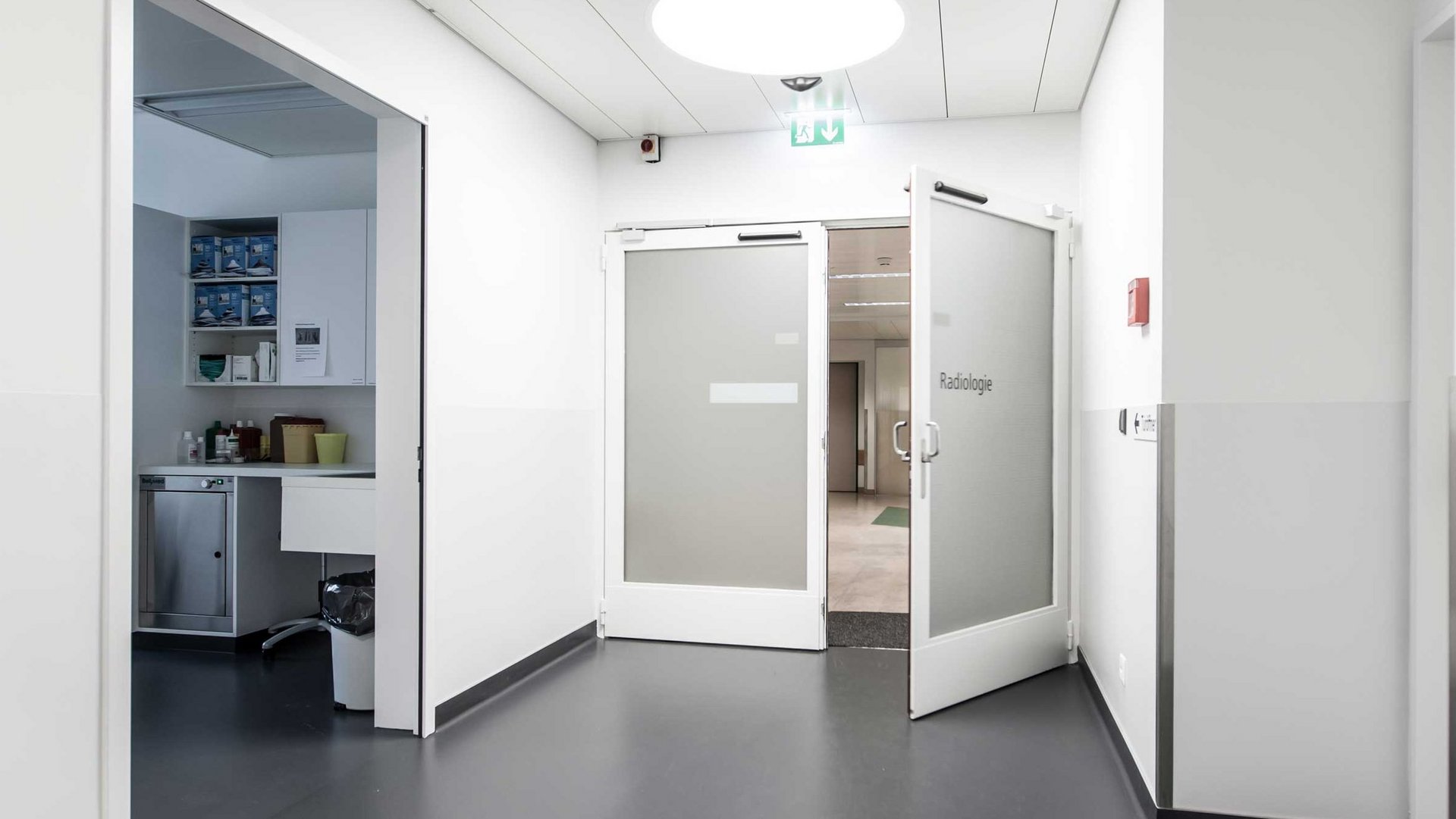 Abteilung Radiologie im Spital Thun mit einer automatischen Drehfluegeltuer