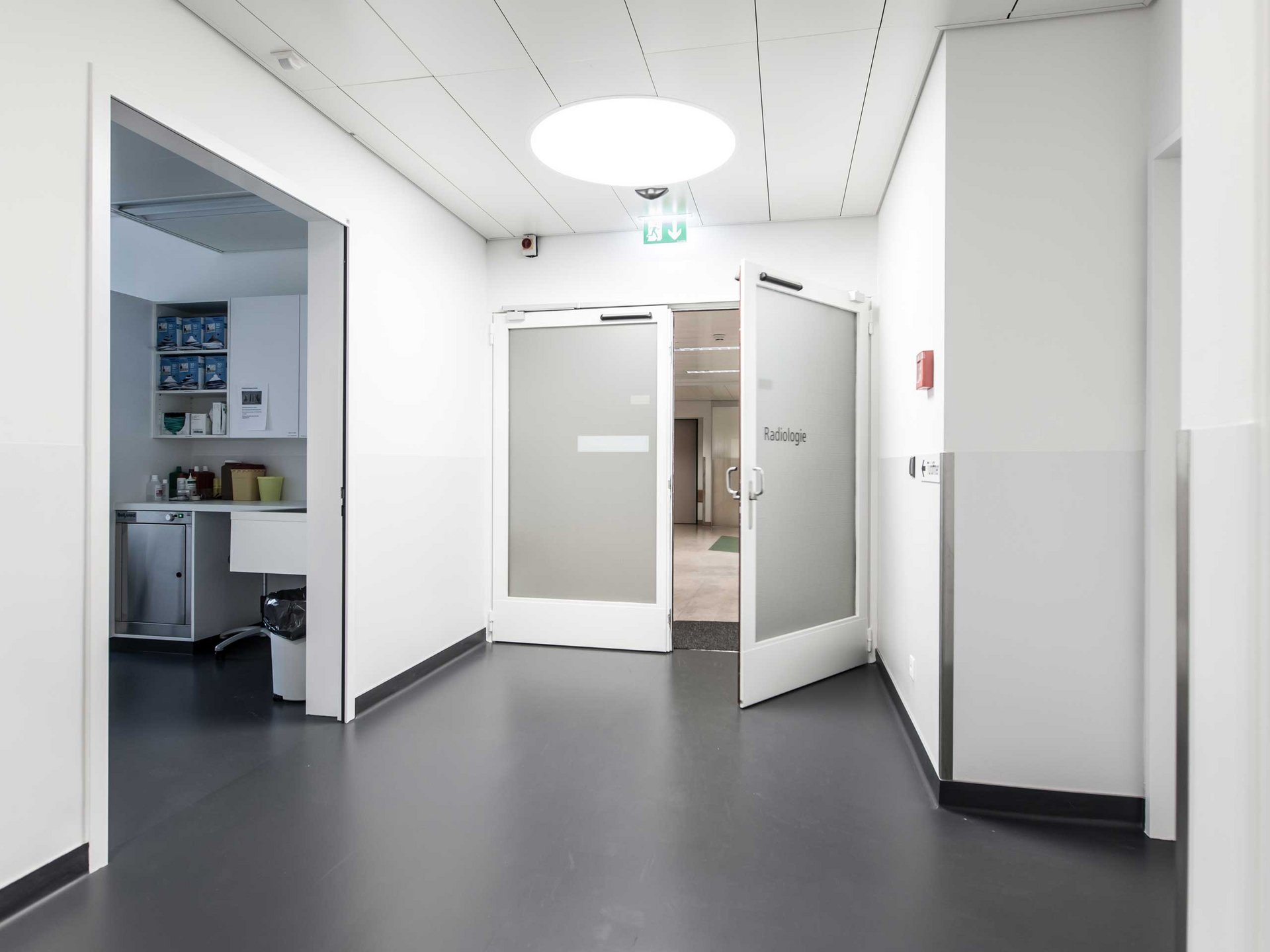 Abteilung Radiologie im Spital Thun mit einer automatischen Drehflügeltür