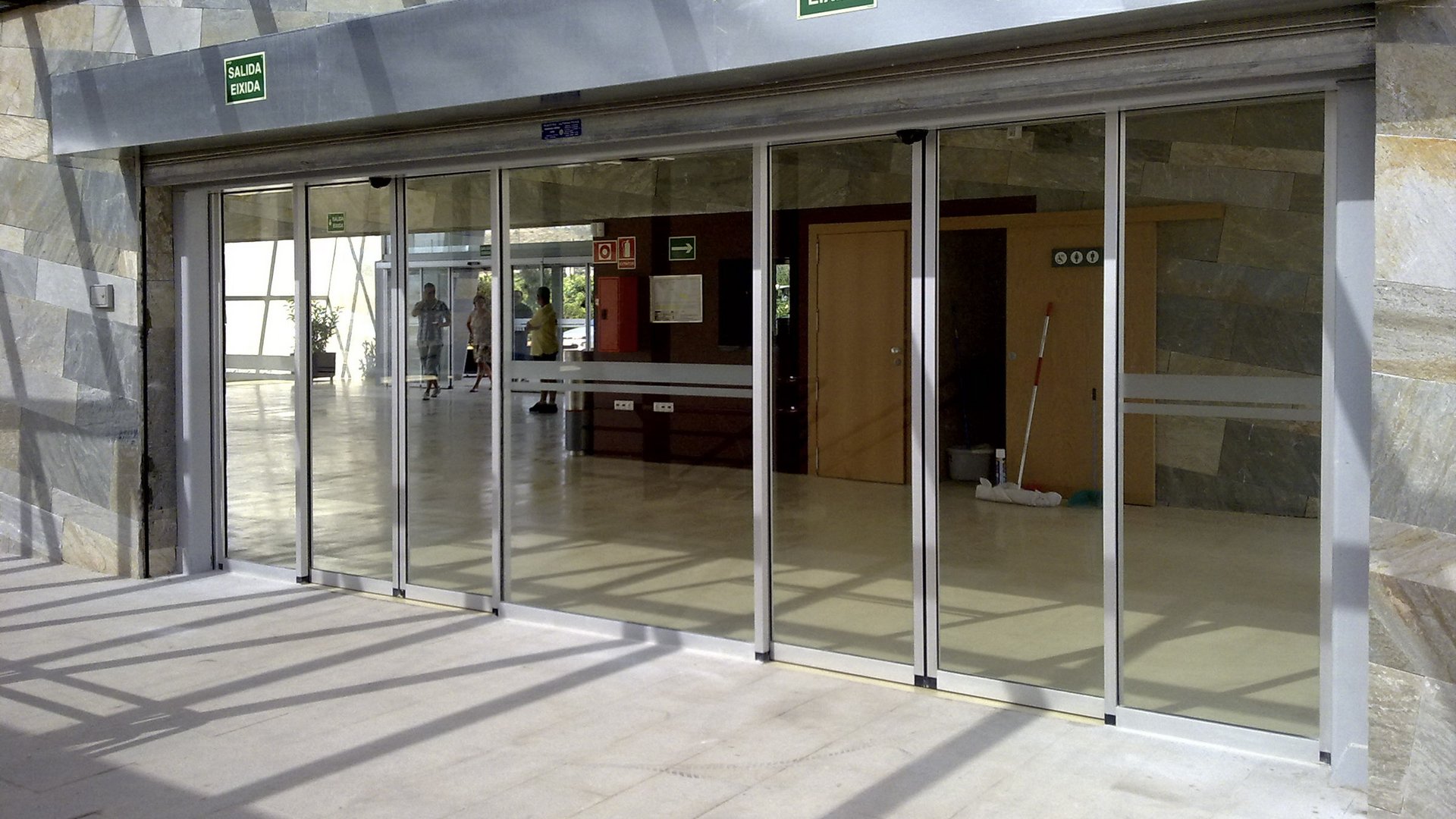 Eingang zur Renfe Zugstation in Lenova Manuel mit automatischen Schiebetüren