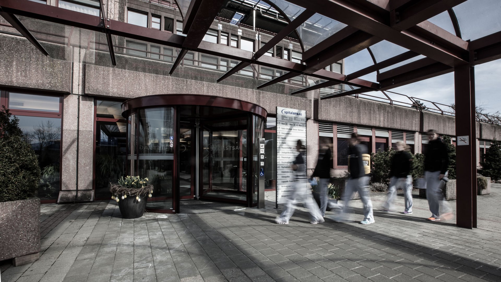 Haupteingang Spital Thun mit einer automatischen Schiebetür