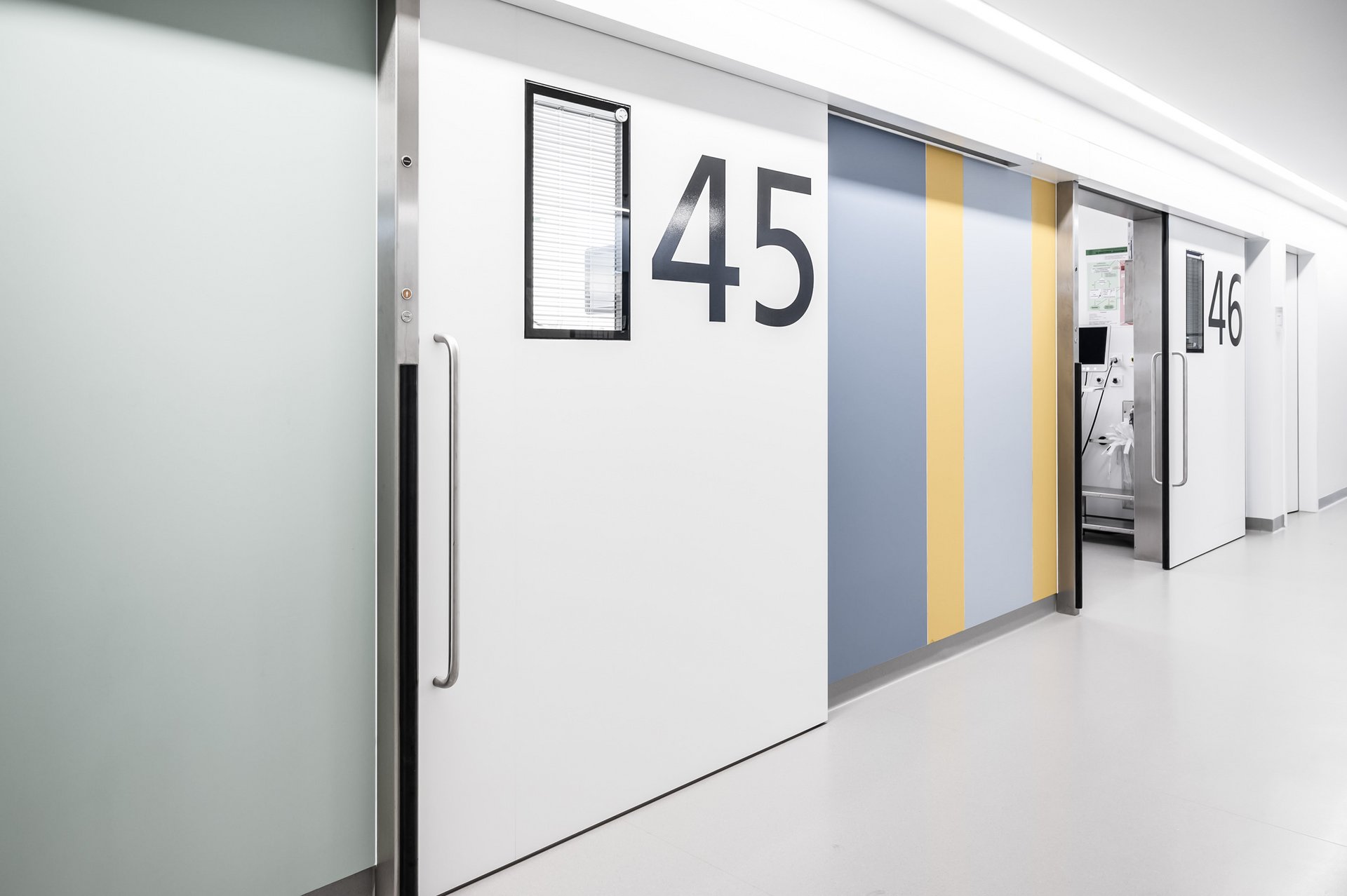 Operationsbereich der Uniklinik Dresden mit automatischen Schiebetüren