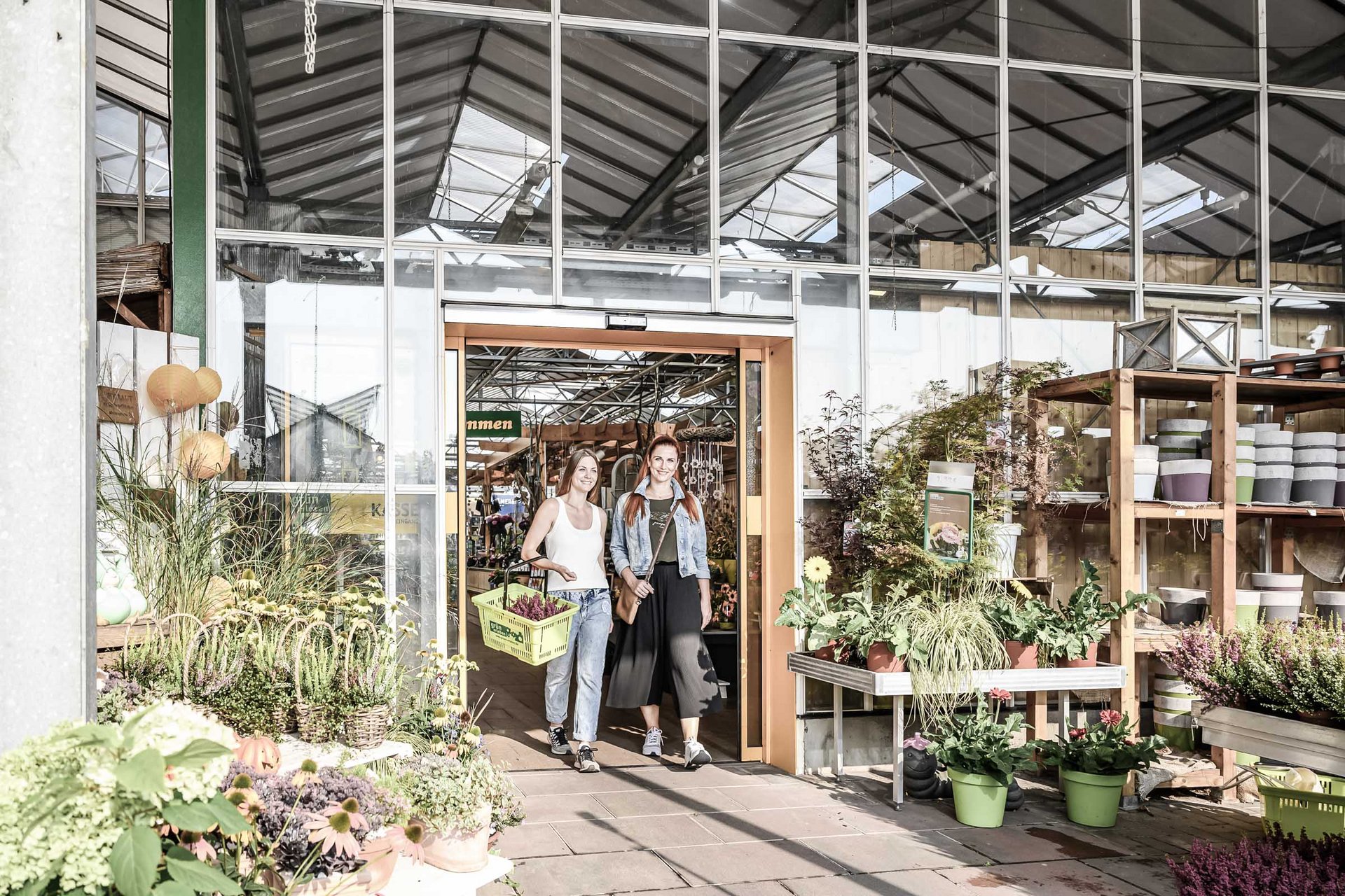 Eingang des Gartenbau Center Rueckler in Dresden mit einer automatischen Schiebetür
