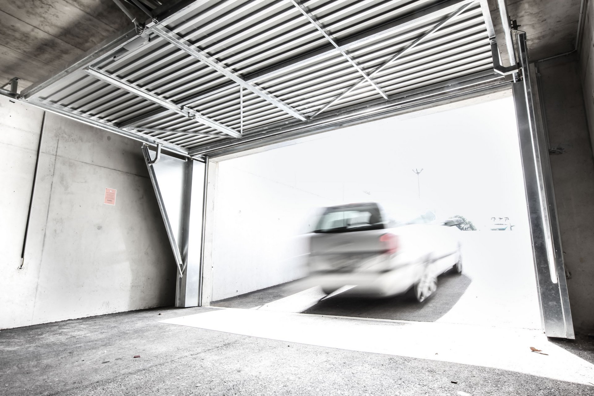 Garage mit einem automatischen Kipptor