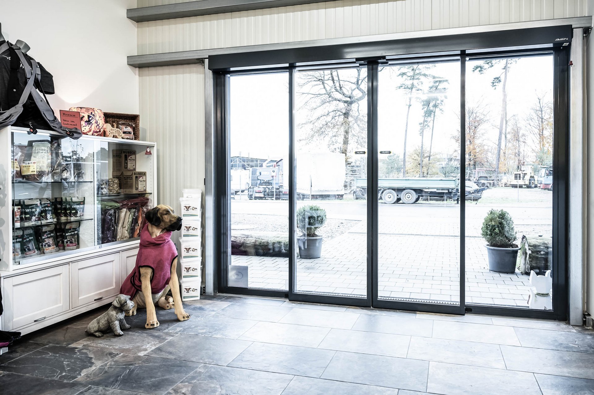 Eingang DogInn Tierhandlung mit einer automatischen Schiebetür