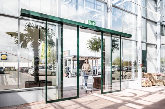 Eingang zum Gartenmarkt Breuer in Bielefeld mit einer automatischen Schiebetür