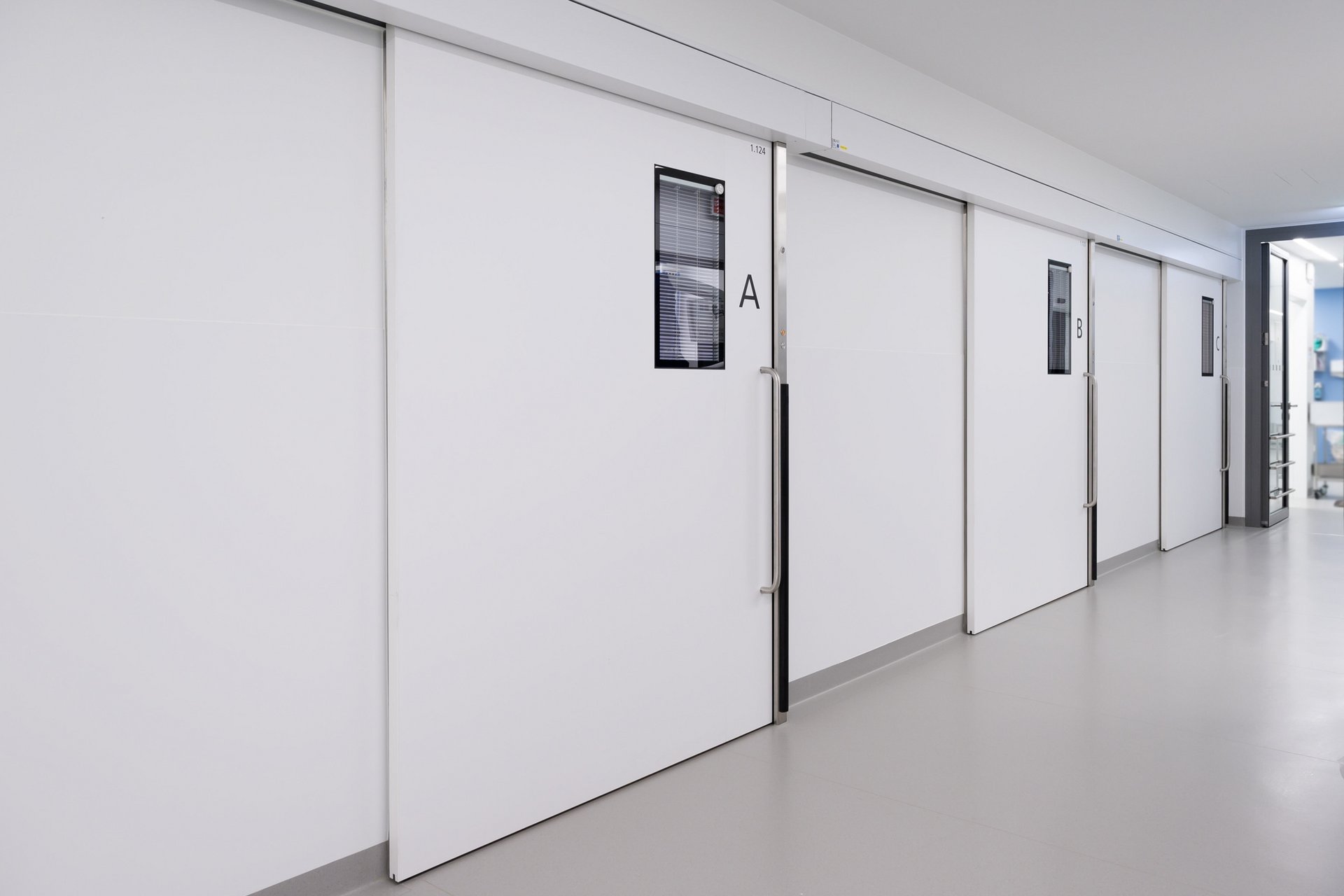 Flur mit Behandlungszimmer in der Uniklinik Dresden 