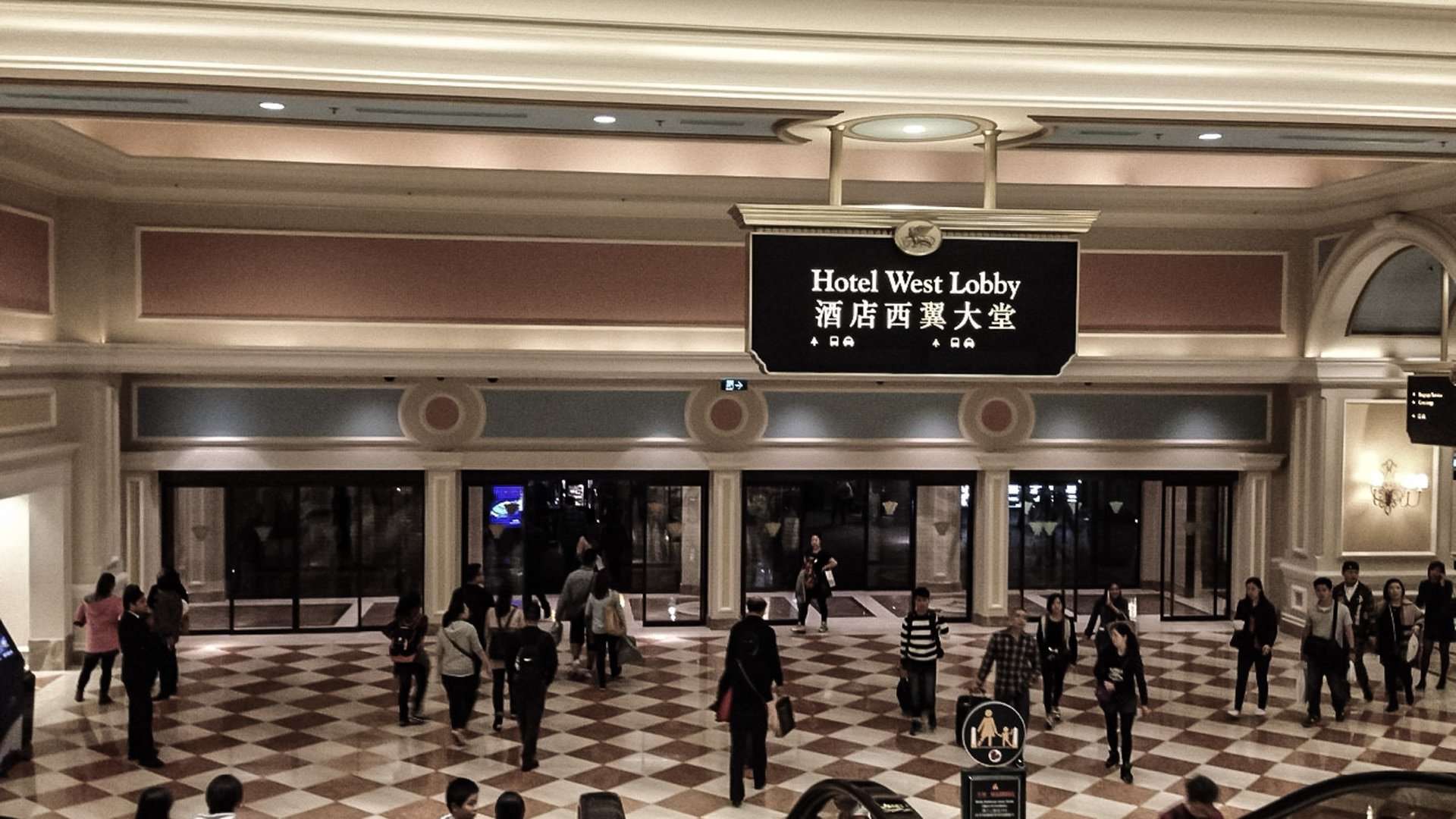 Lobby des The Venetian Macau Resorts in Macau, China mit automatischen Schiebetüren
