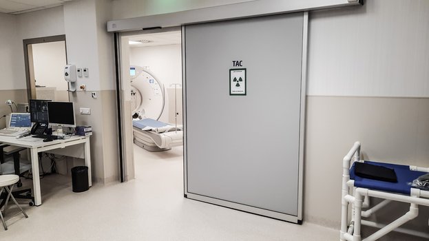 Untersuchungszimmer im Spital HM Rivas mit einer automatischen Schiebetür