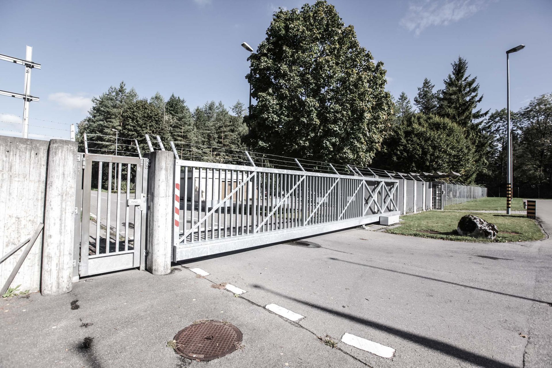 Parkplatzeinfahrt mit einem automatischen Arealschiebetor