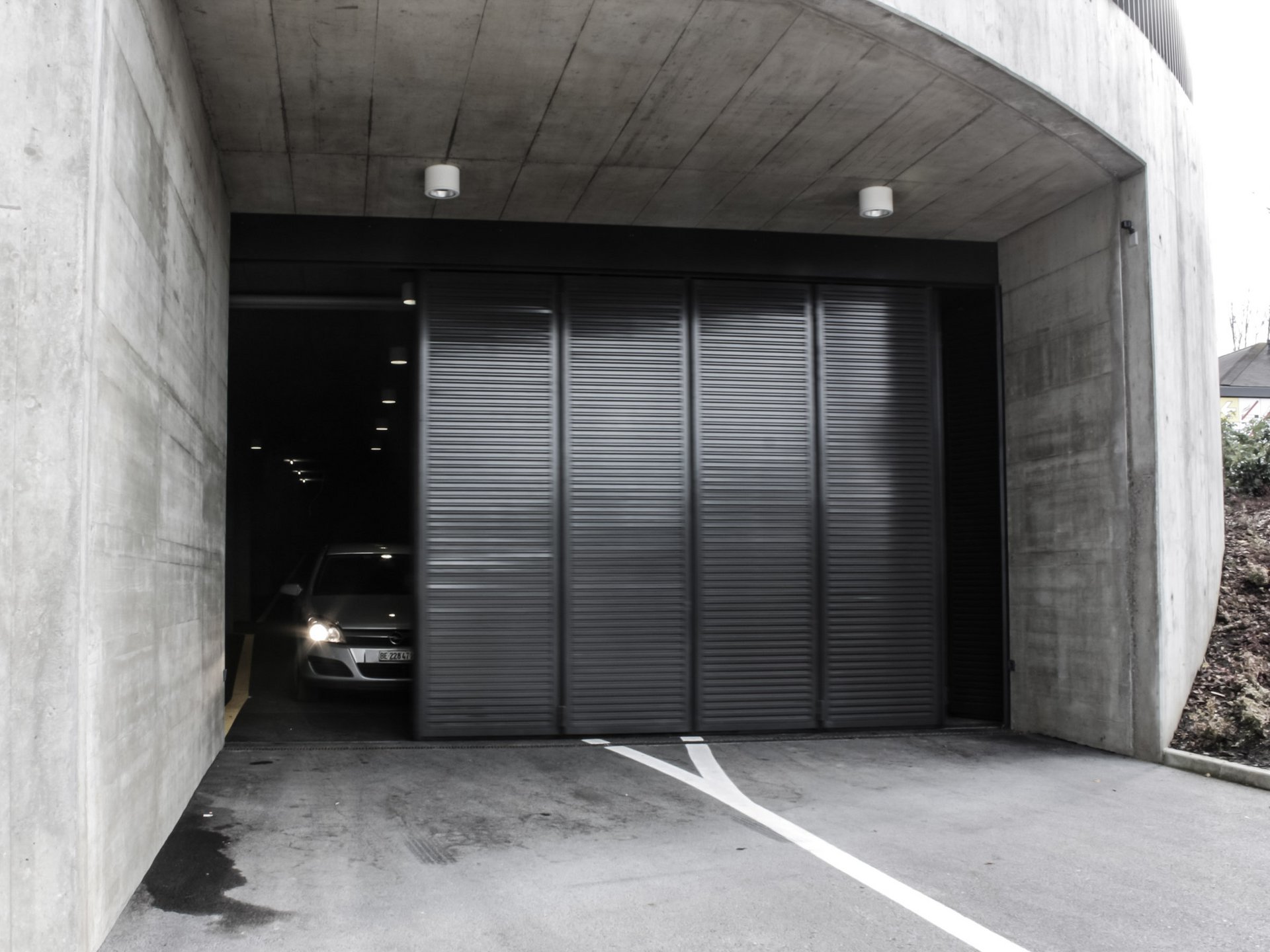 Garageneinfahrt mit einem automatischen Schiebefalttor