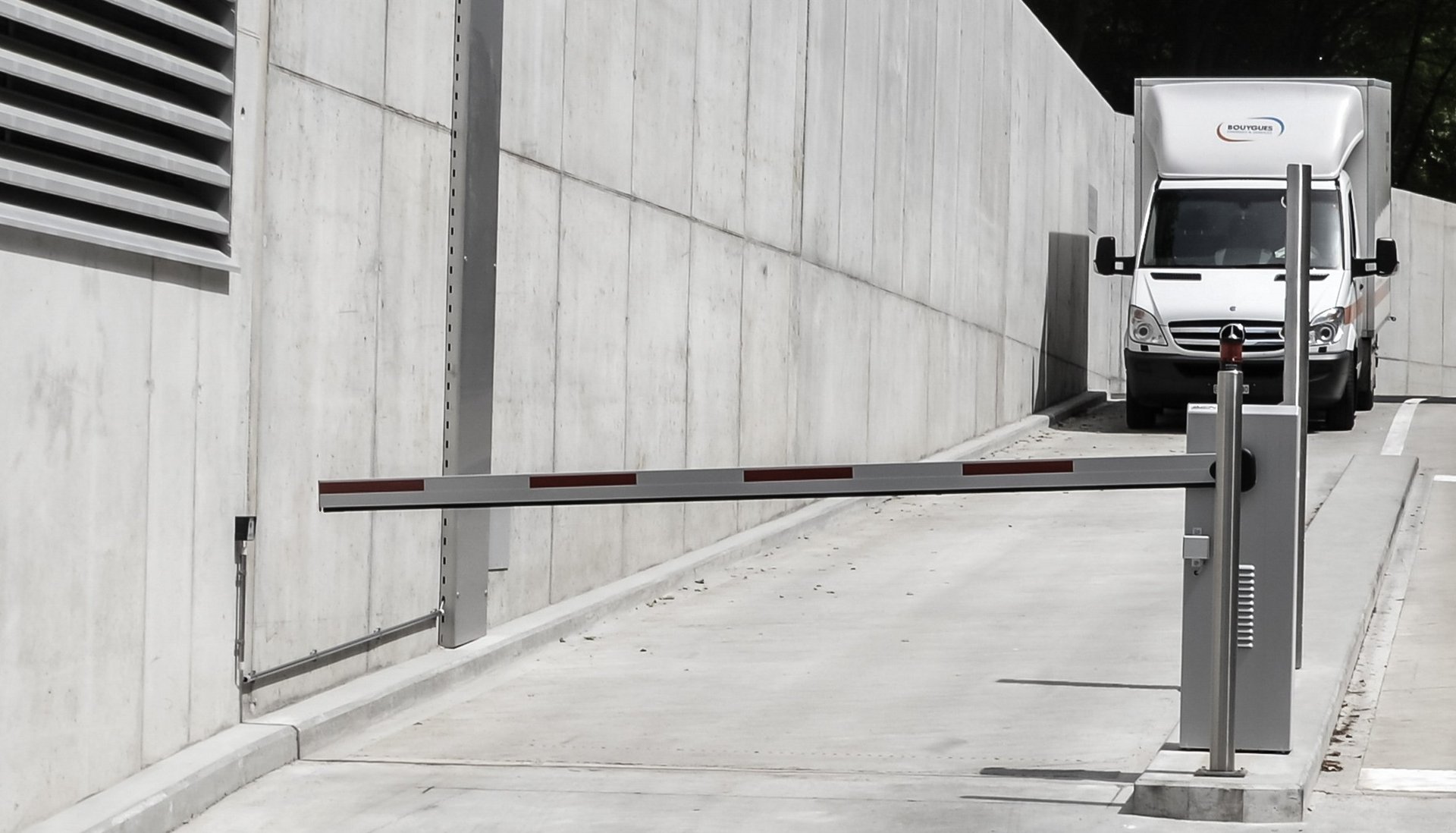 Tiefgarageneinfahrt mit einer kompakten Schranke