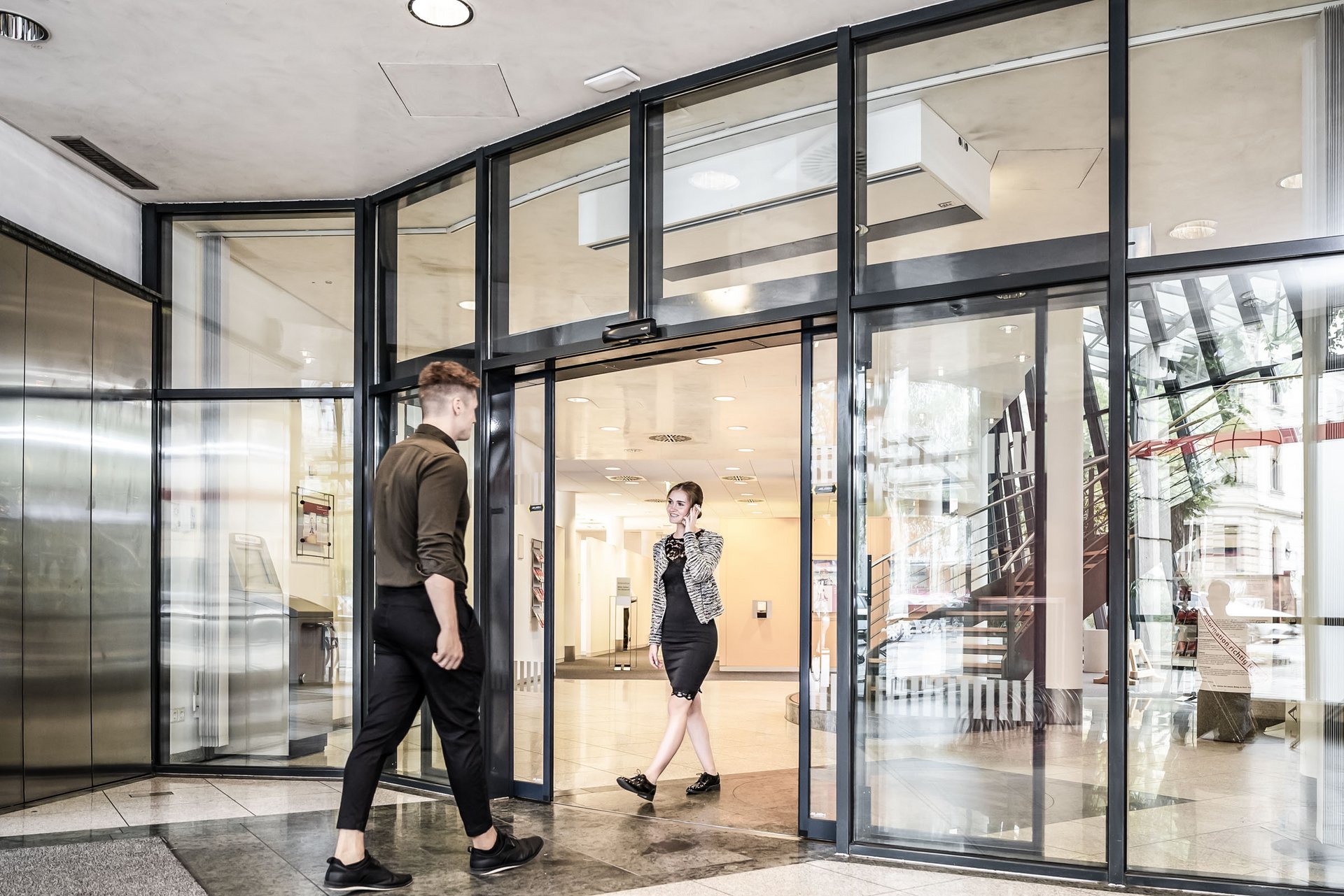 Eingang der ostsächsische Sparkasse in Dresden mit einer automatischen Schiebetür