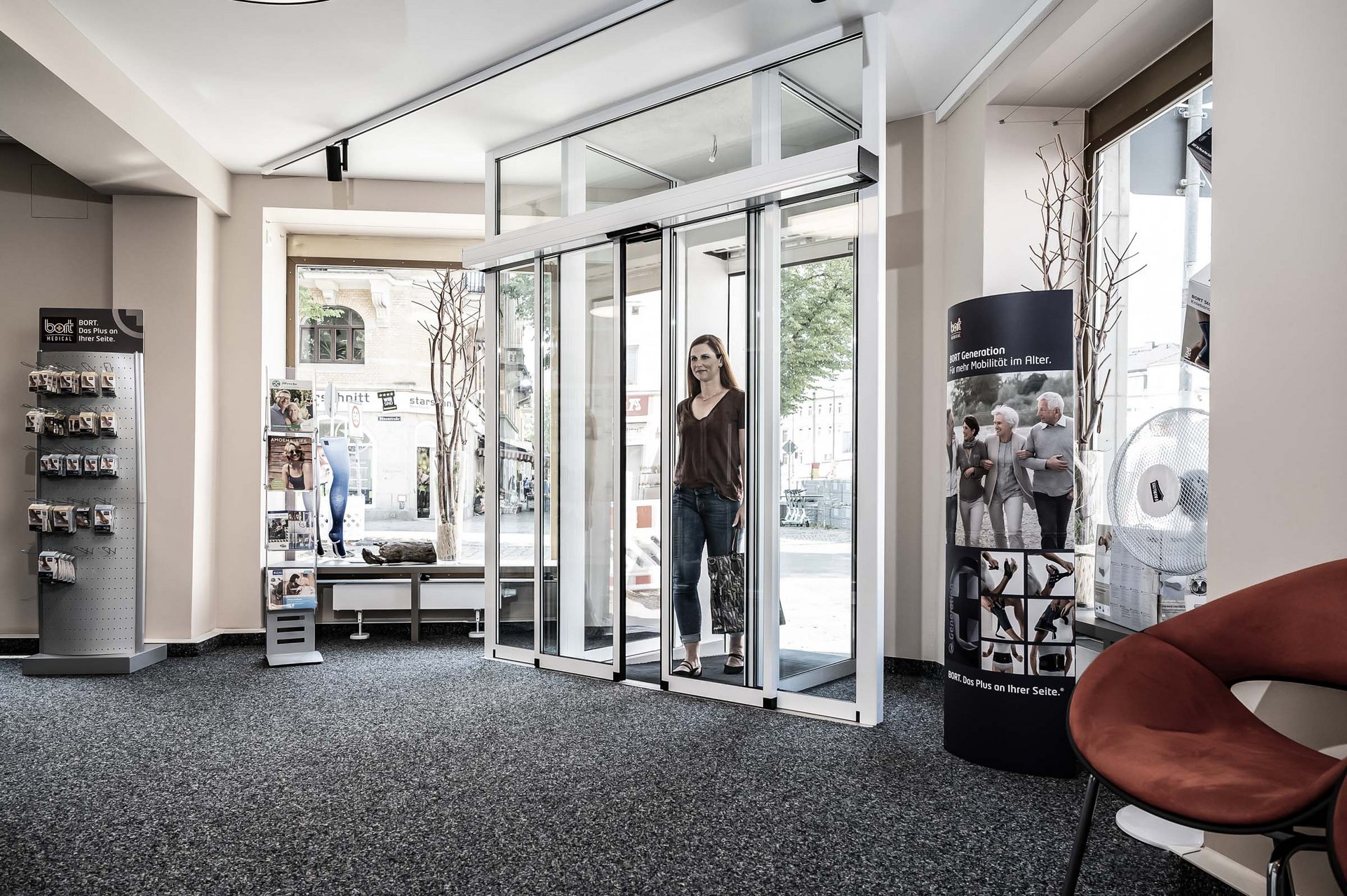 Eingang zum Orthopaedie- und Sanitätshaus in Iltzsche mit einer automatischen Schiebetür