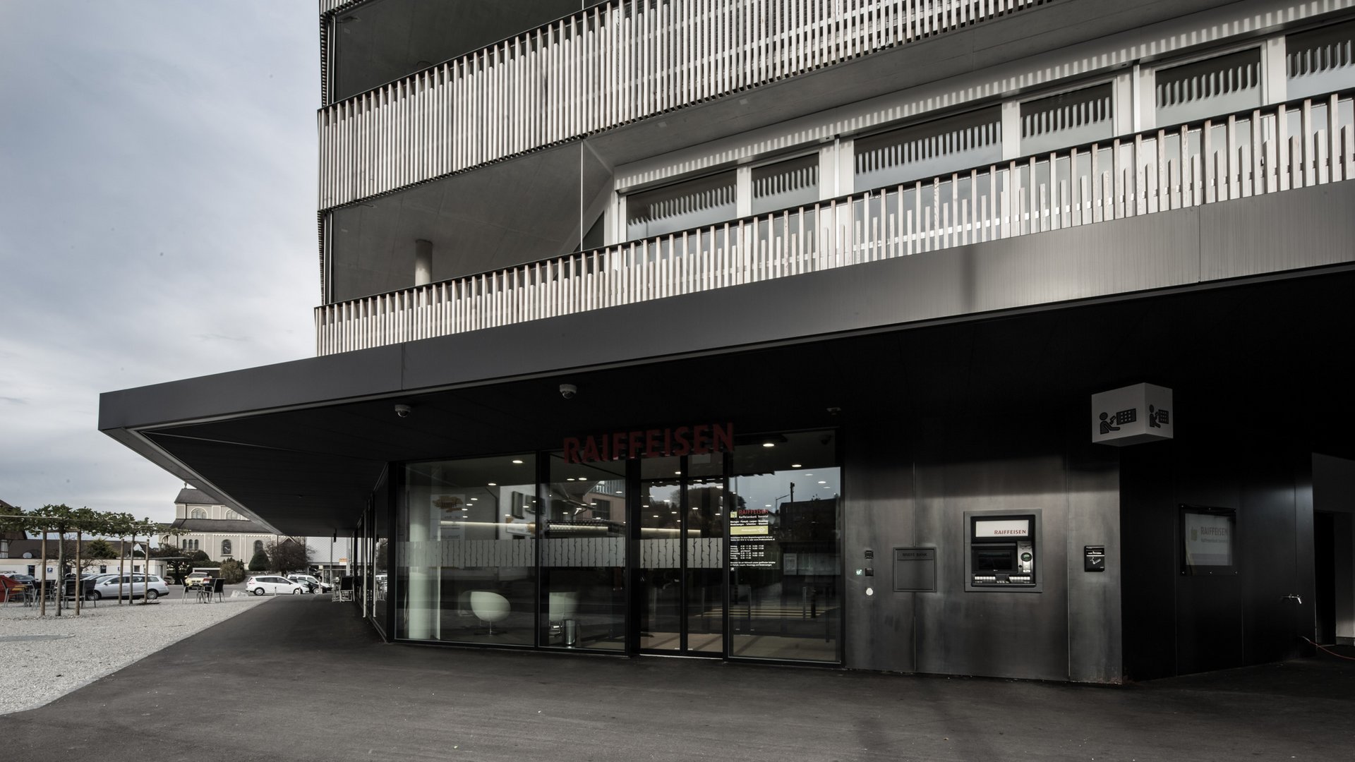 Gebäude der Raiffeisen Bank in Schmitten mit einer automatischen Schiebetür