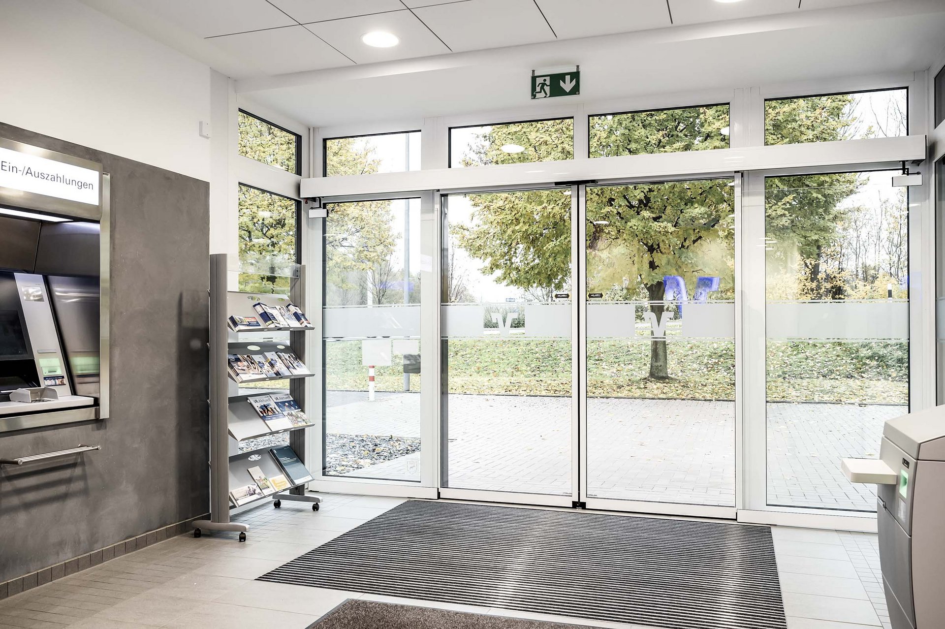 Eingangsbereich der Volksbank Herford Mindener mit automatischen Schiebetüren