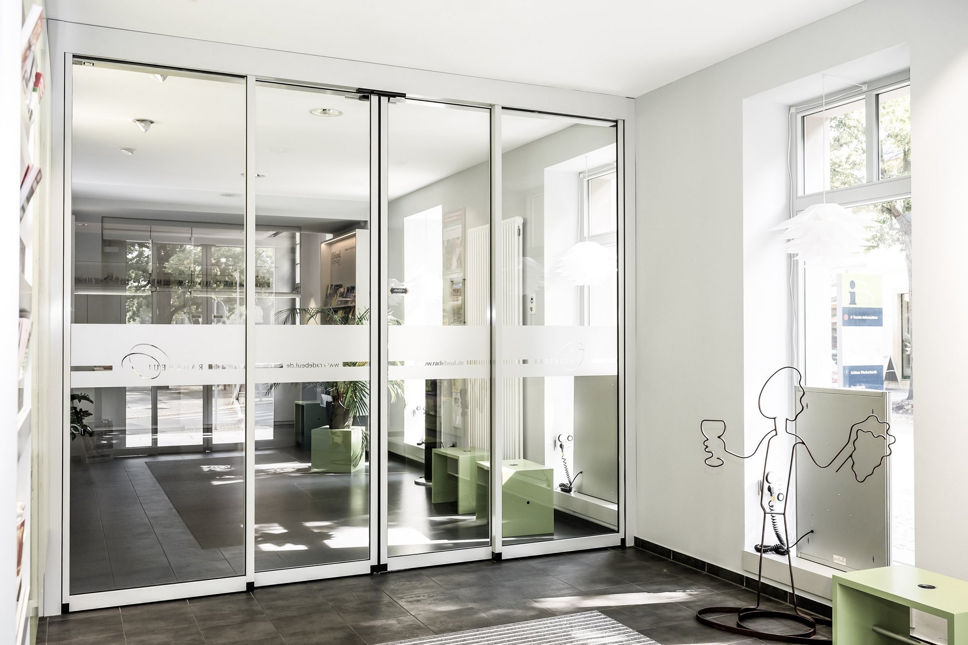 Flur der Touristeninfo in Radebeul mit einer automatischen Schiebetüre