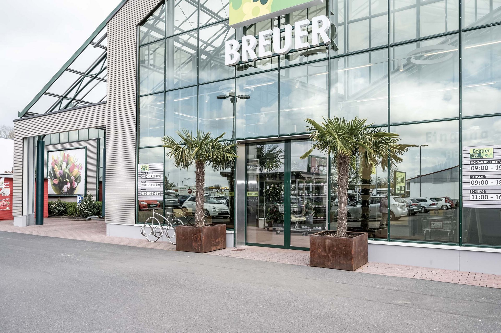 Eingang zum Gartenmarkt Breuer in Bielefeld mit einer automatischen Schiebetür