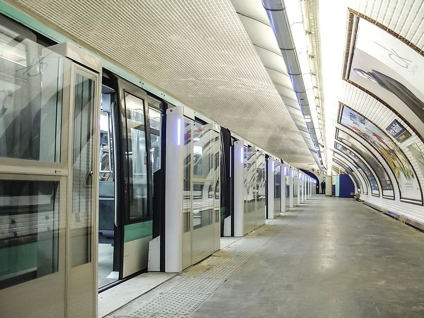 Porte Maillot Station in Paris mit halbhohen Automatic Platform Gates