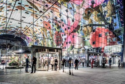 Markthalle von Rotterdam mit automatischen Karusselltüren