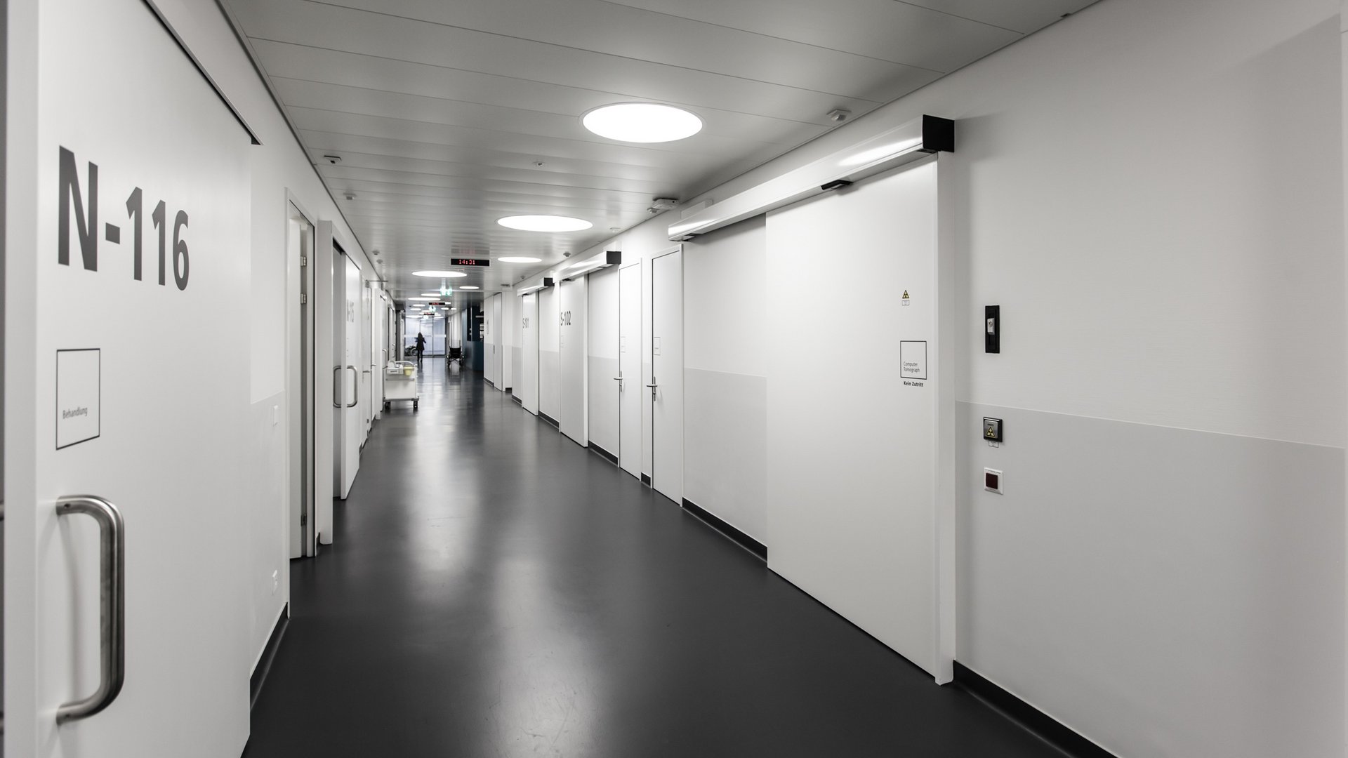 Flur im Spital Thun mit automatischen Schiebetüren