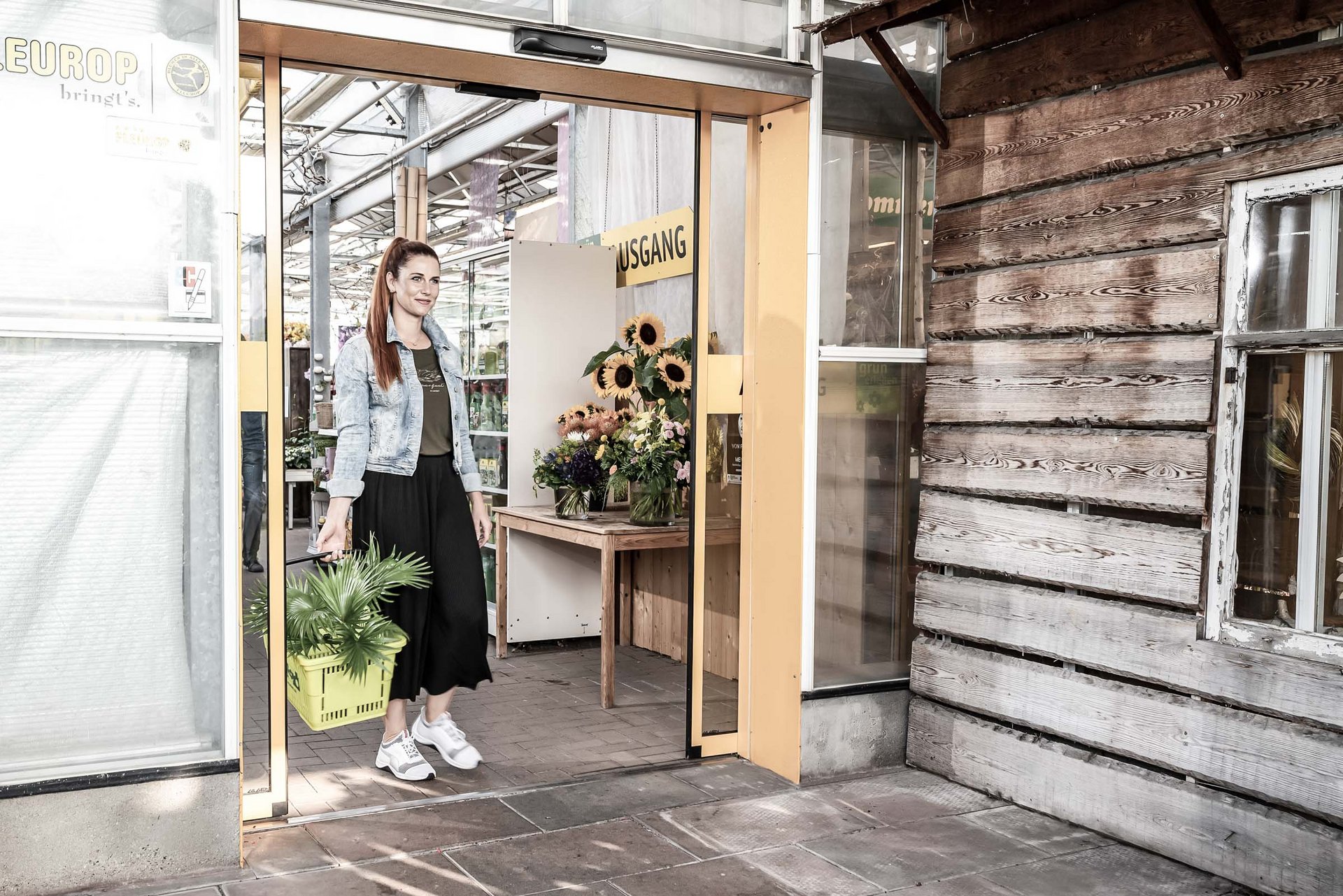 Ausgang des Gartenbau Center Rueckler in Dresden mit einer automatischen Schiebetür