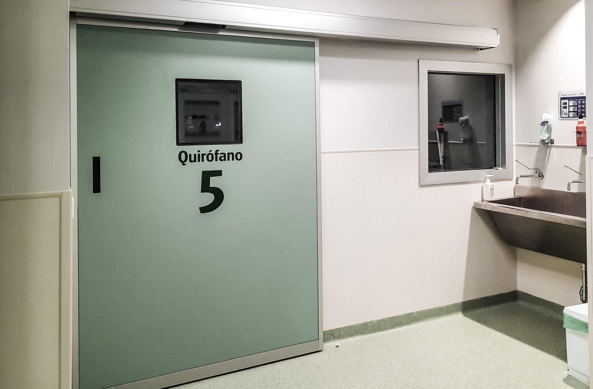 Operationssaal im Spital HM Madrid Sanchinarro mit einer automatischen Schiebetür