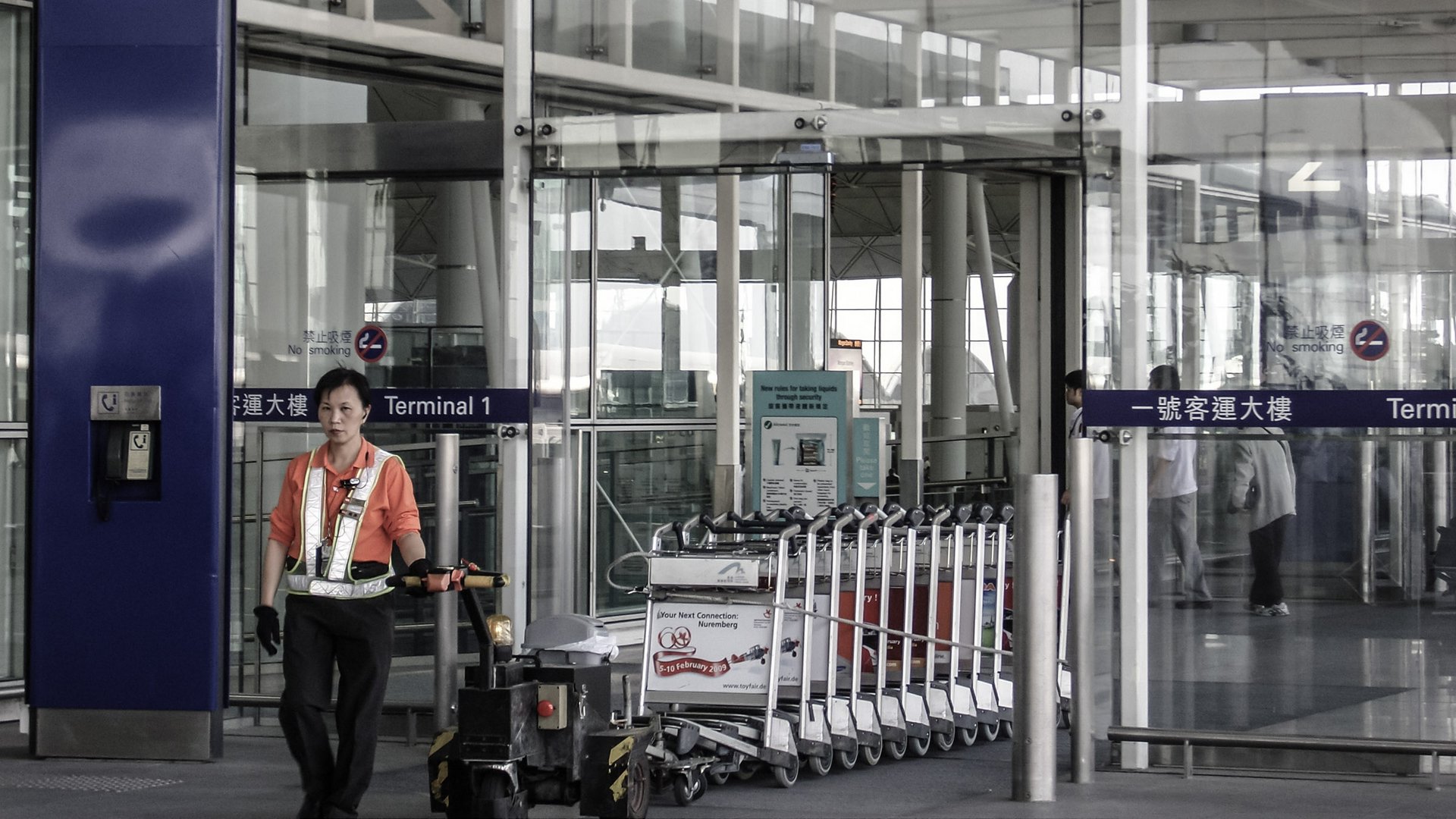 Terminal 1 des International Airports in Hongkong mit einer automatischen Schiebetür
