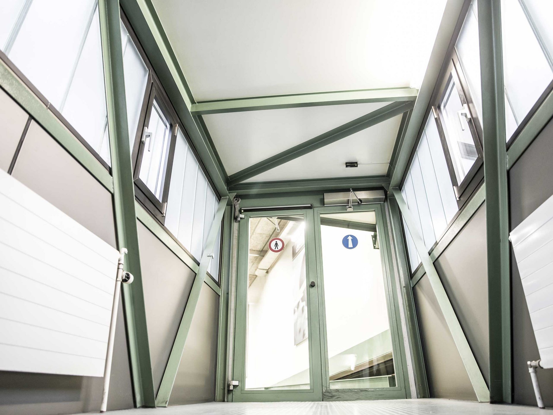 Automatische Drehflügeltüren im HQ von Gilgen