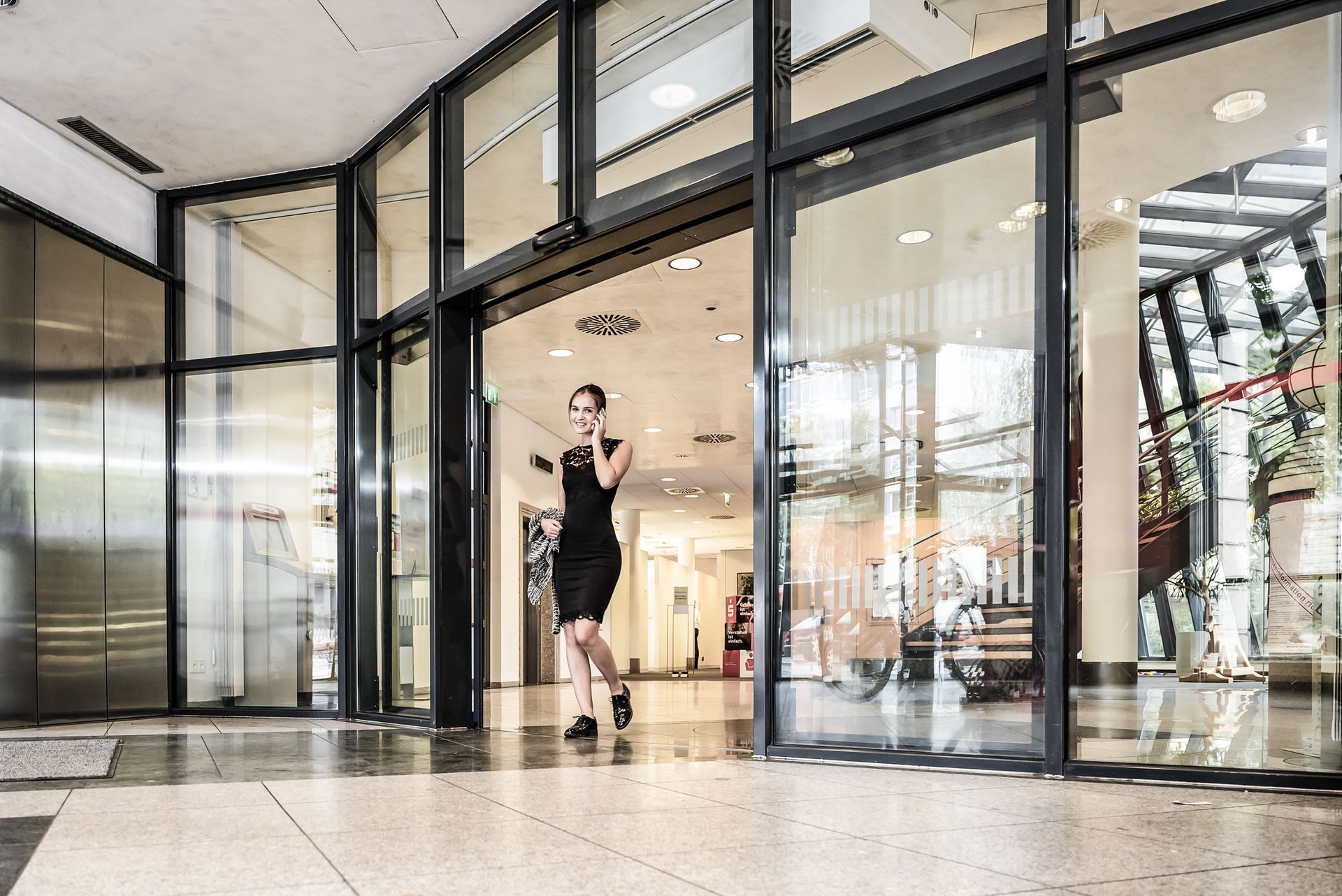 Eingang der ostsächsische Sparkasse in Dresden mit einer automatischen Schiebetür